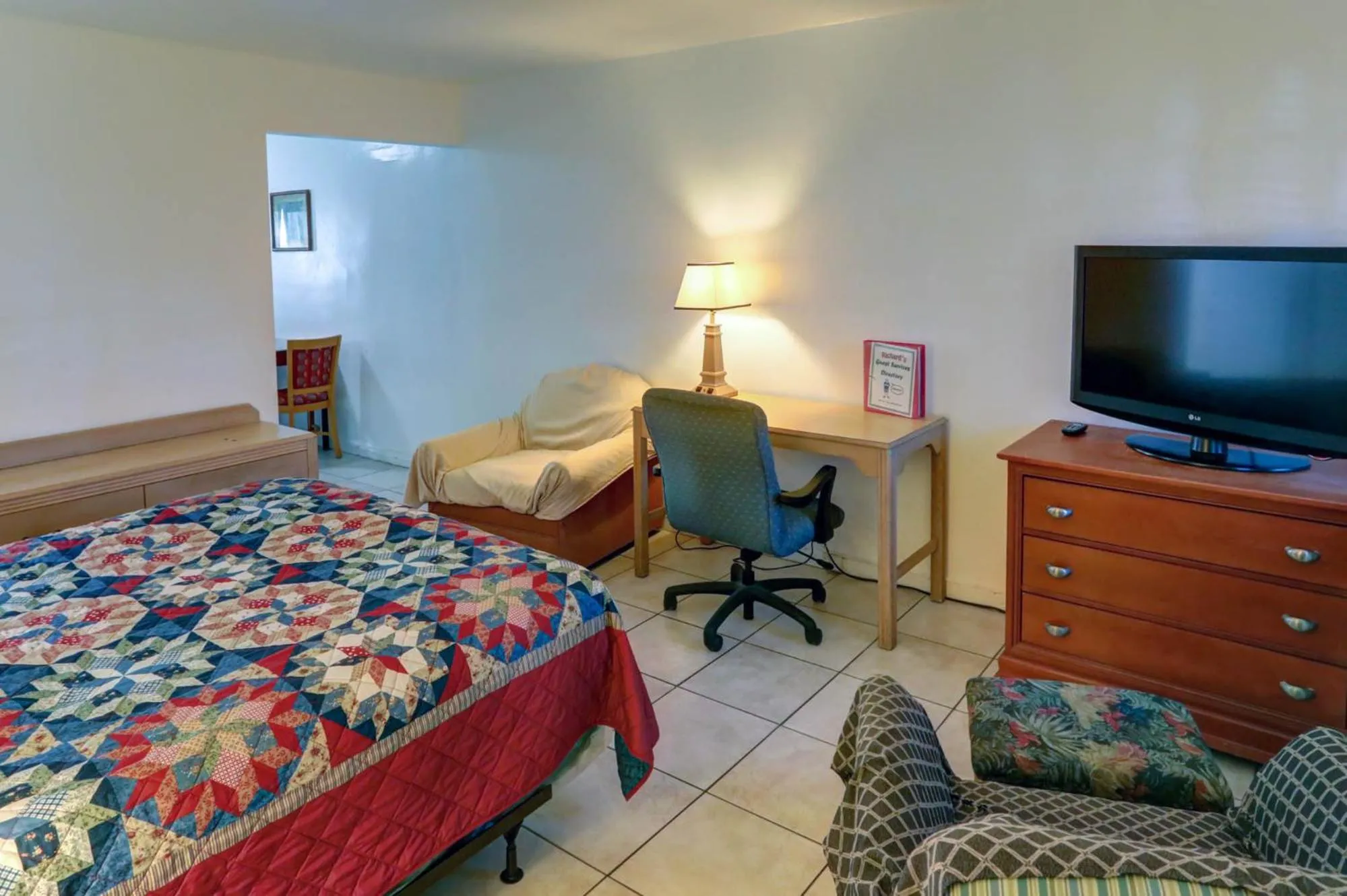 Bed in Richard's Motel Extended Stay