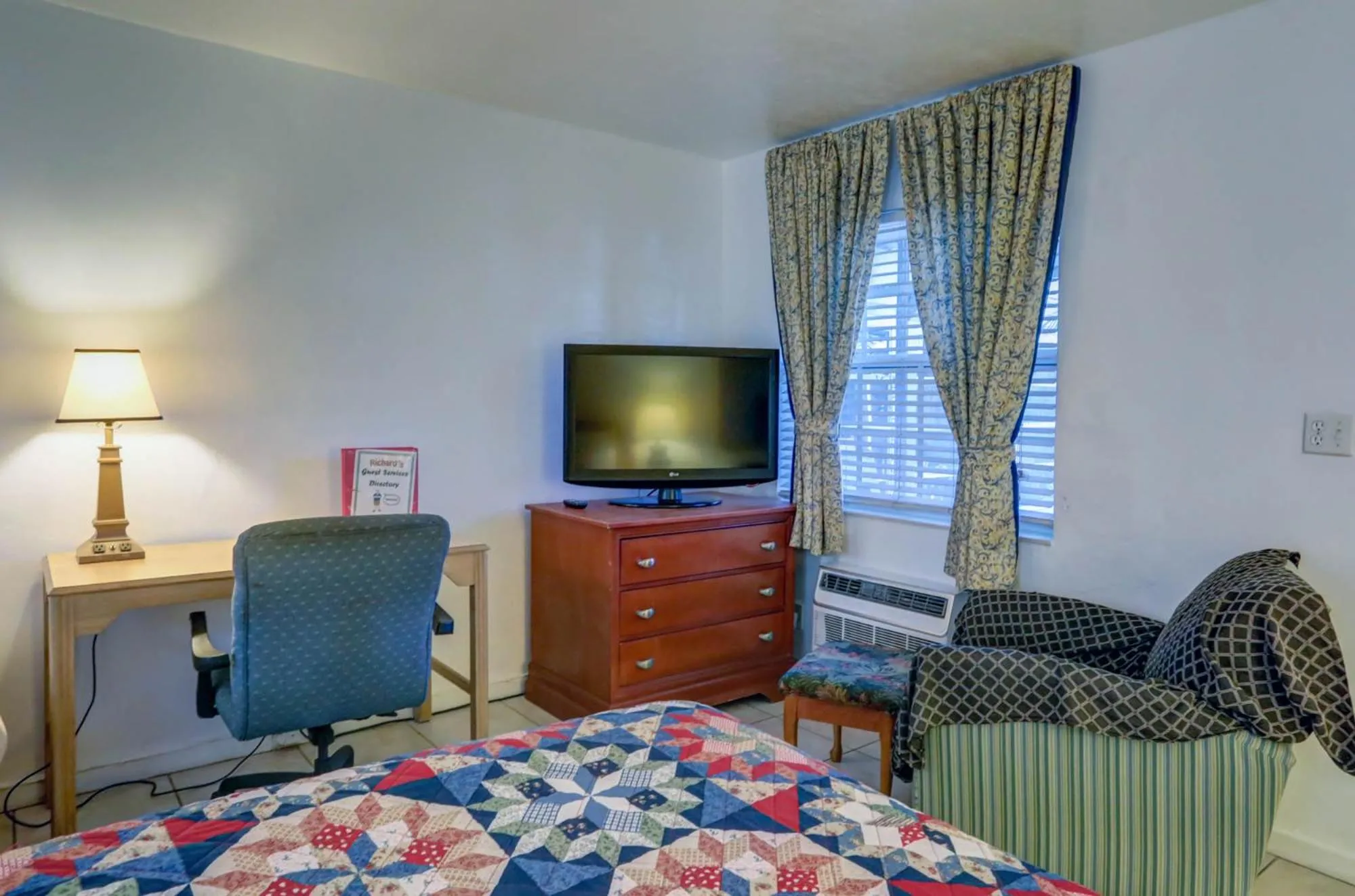 Bed in Richard's Motel Extended Stay