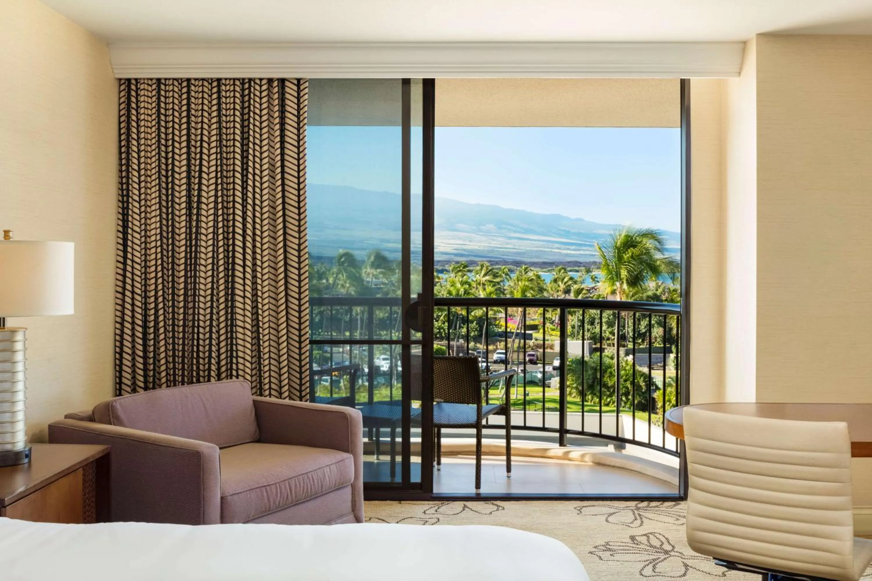 Makai Room One King Bed with Resort View - Accessible Tub in Hilton Waikoloa Village