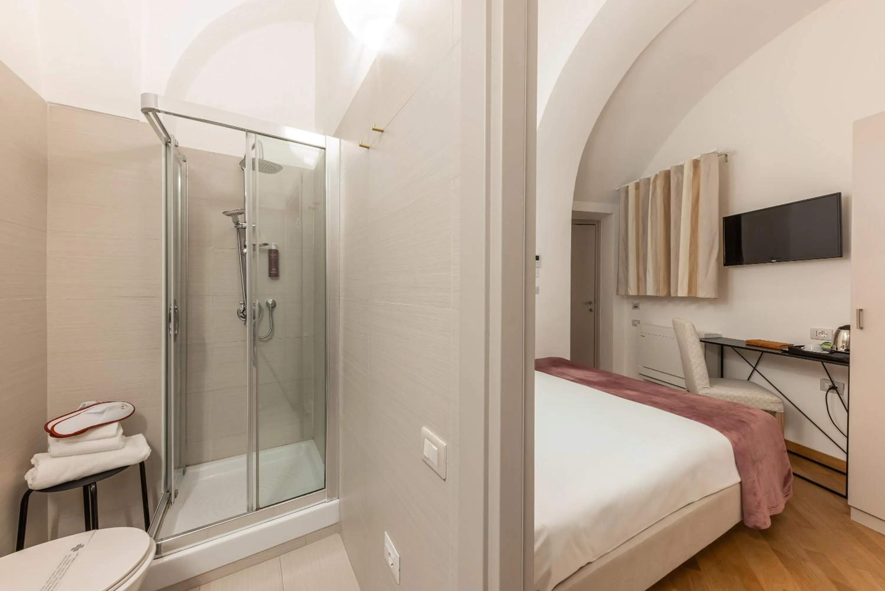 Shower, Bed in Palazzo Indelli