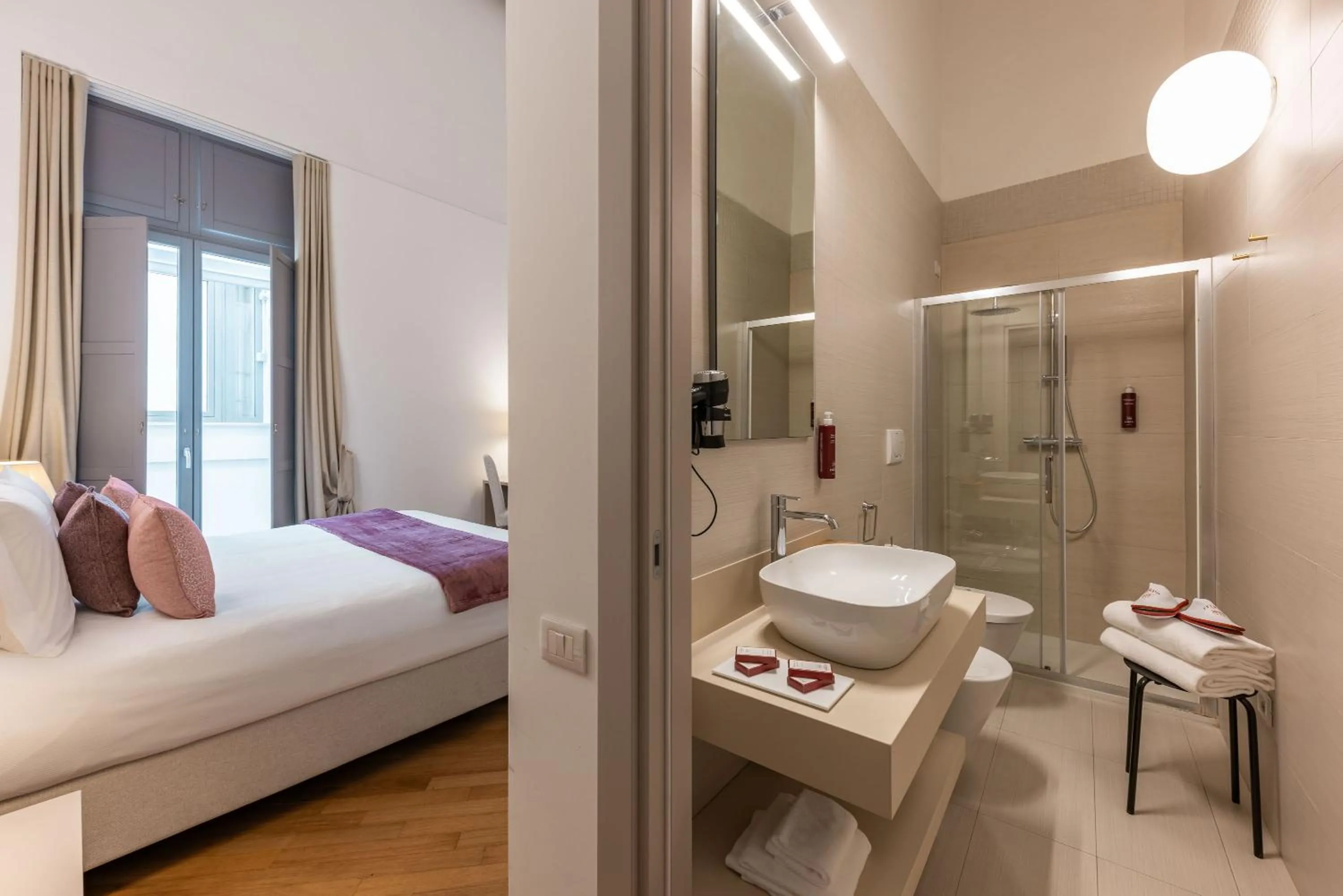 Shower, Bed in Palazzo Indelli