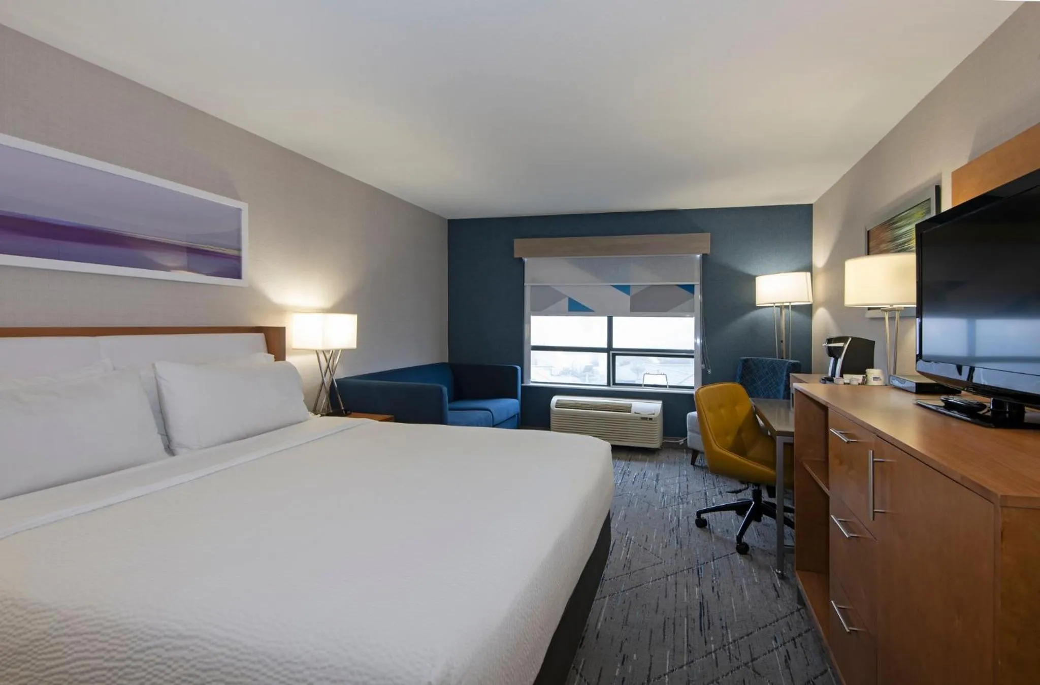 Photo of the whole room, Bed in Holiday Inn Express Kamloops by IHG