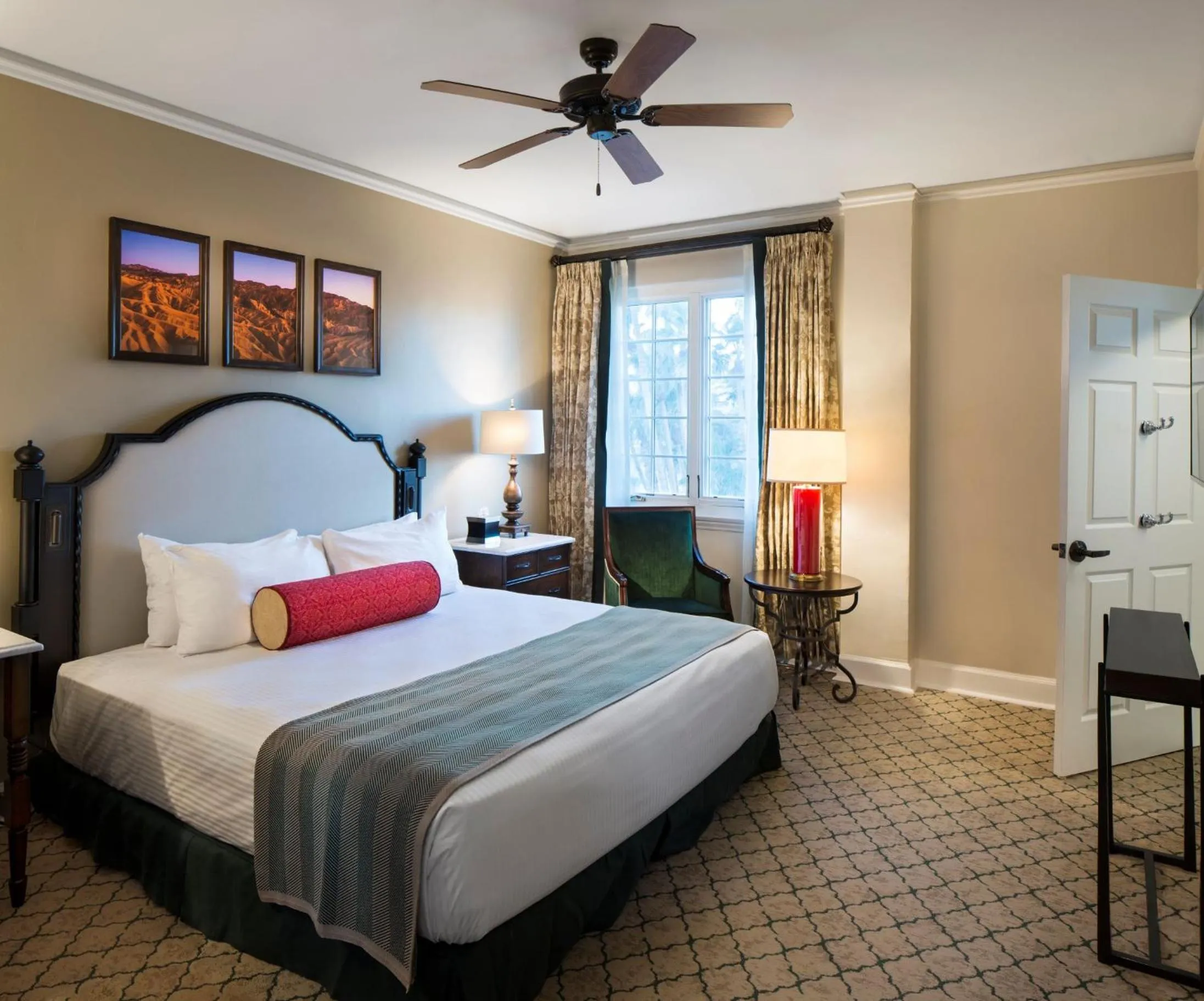 Photo of the whole room, Bed in The Inn at Death Valley