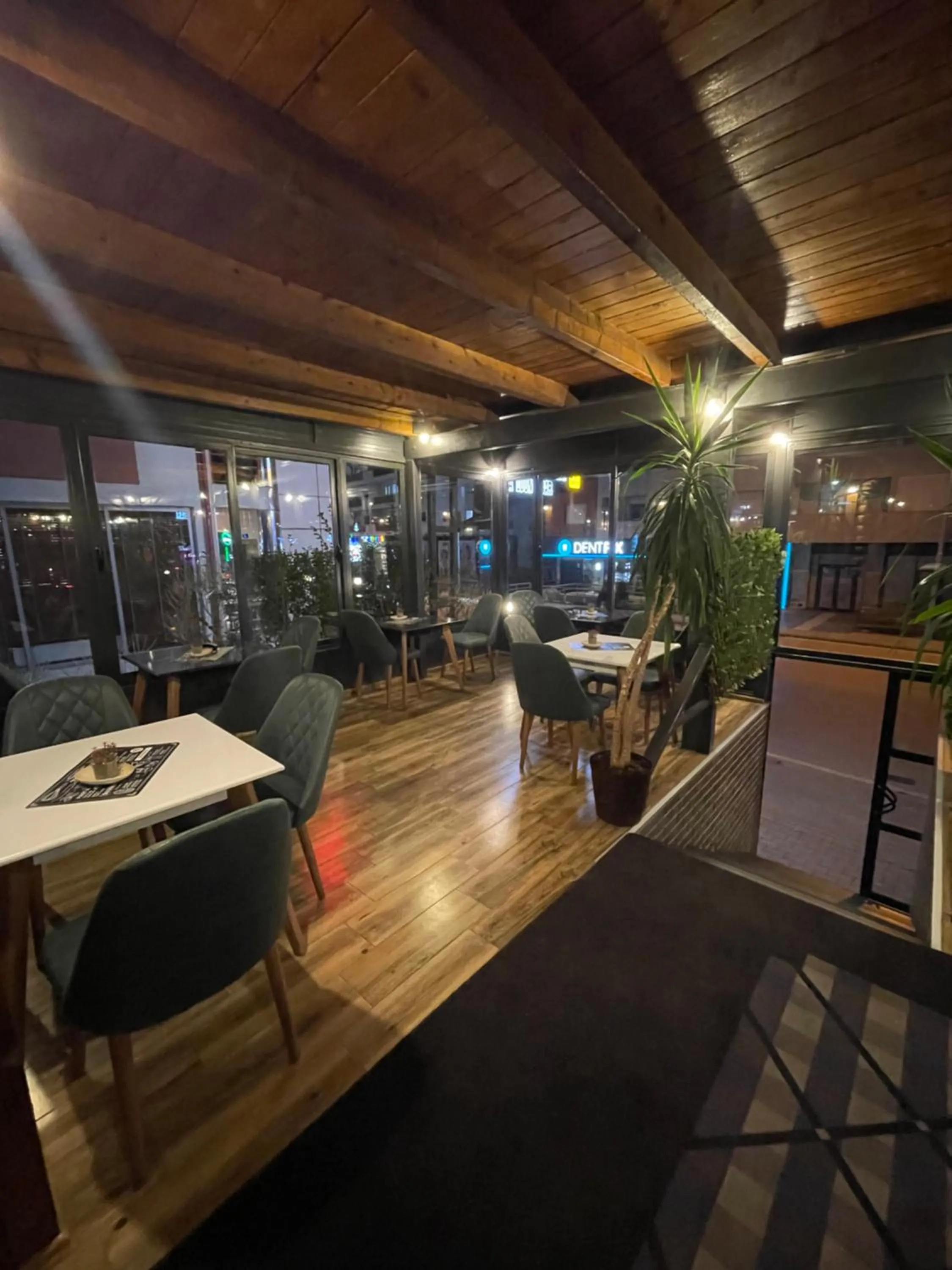 Restaurant/places to eat in Hotel Denis