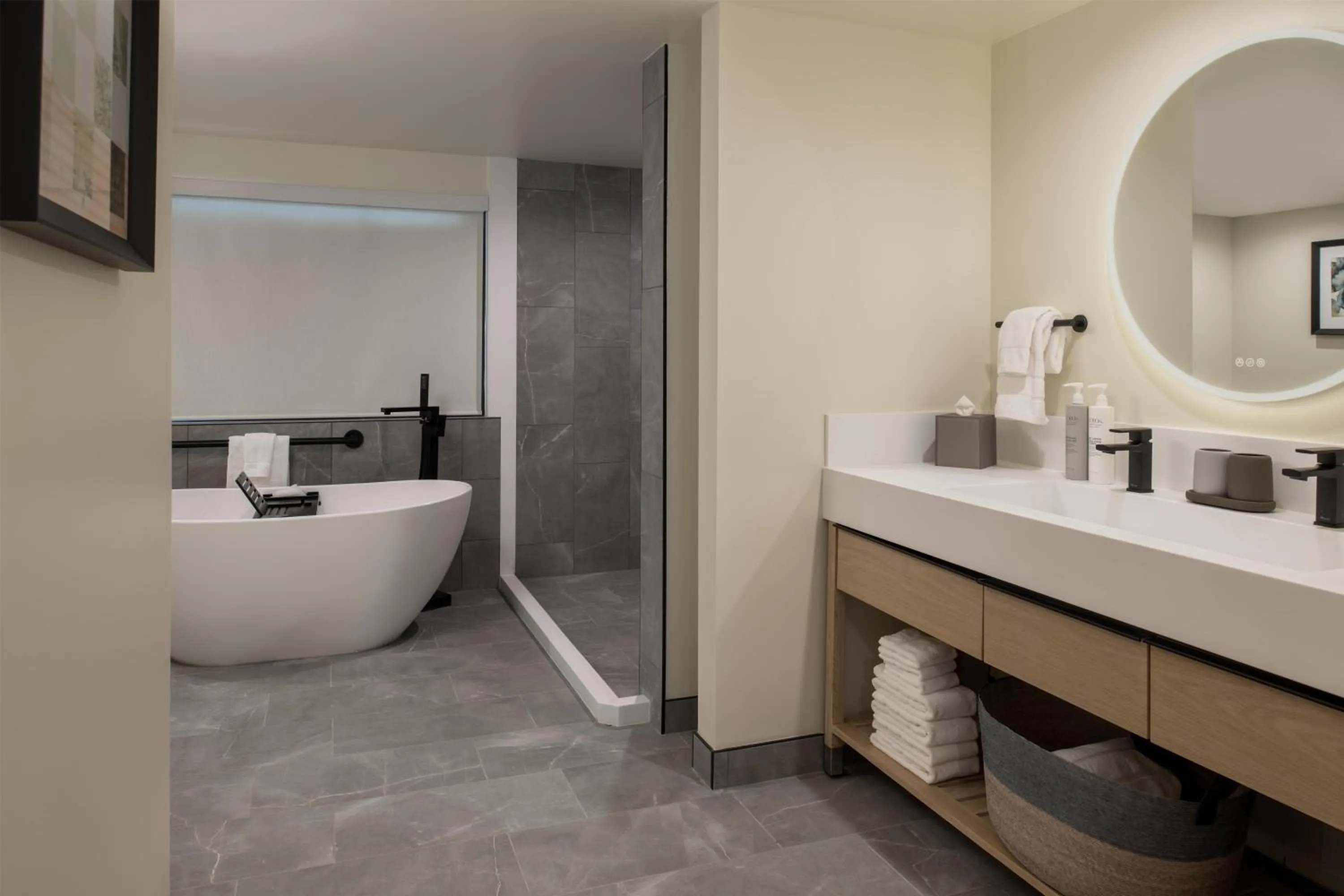 Bathroom, Bed in Casa Mani Resort Napa Valley, Curio Collection By Hilton