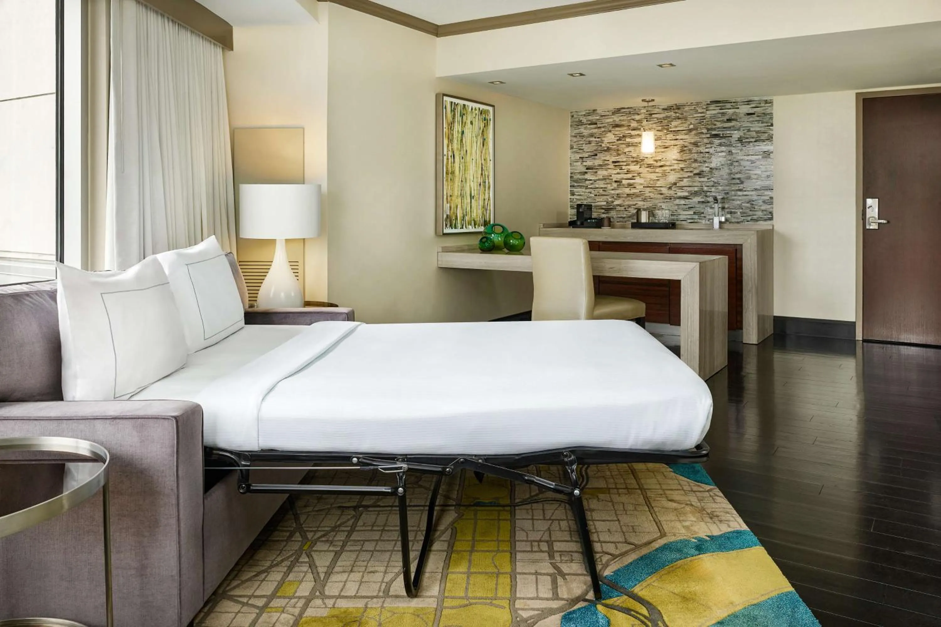 Kitchen or kitchenette, Bed in Hilton McLean Tysons Corner