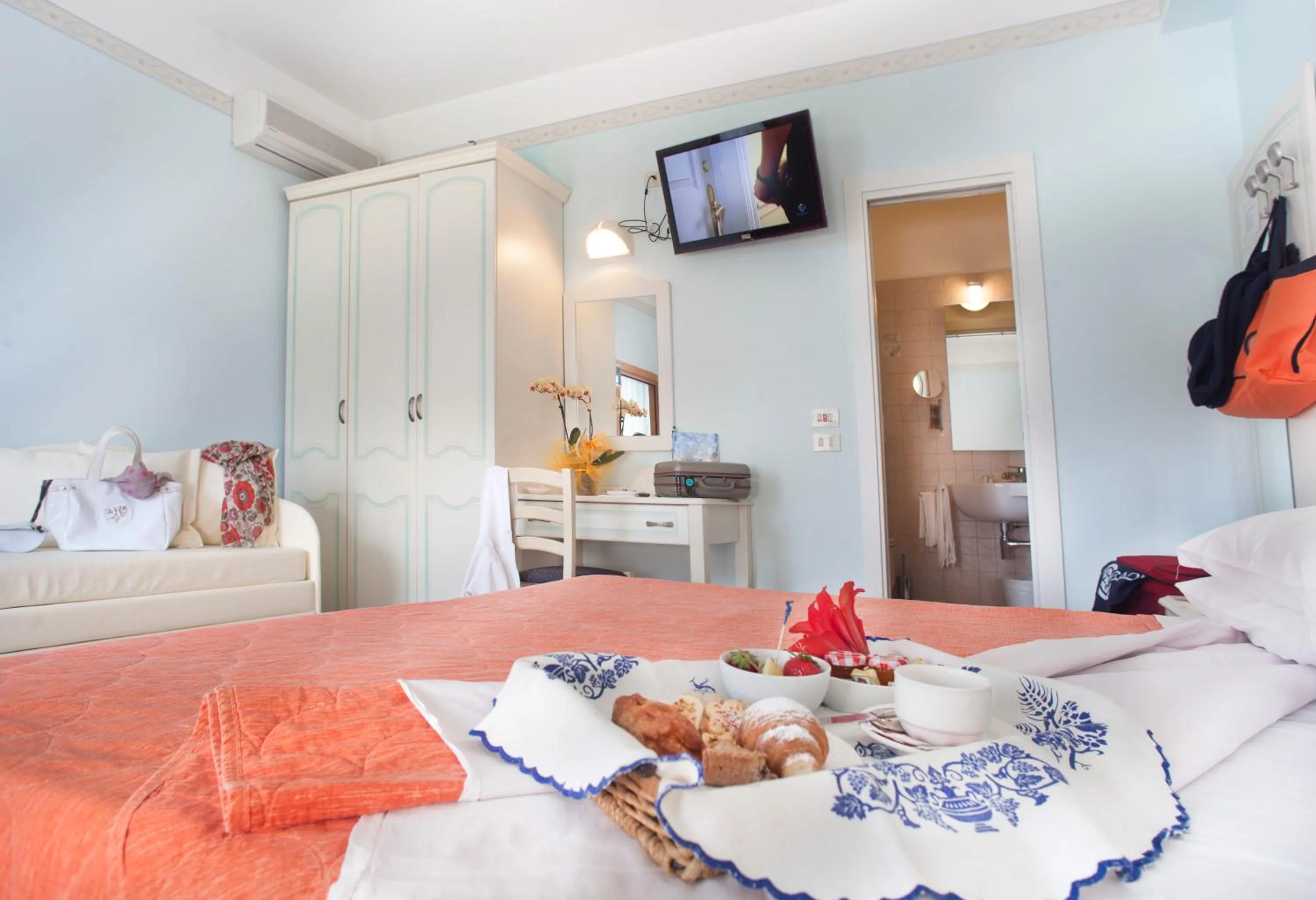 Photo of the whole room in Hotel Cadiz