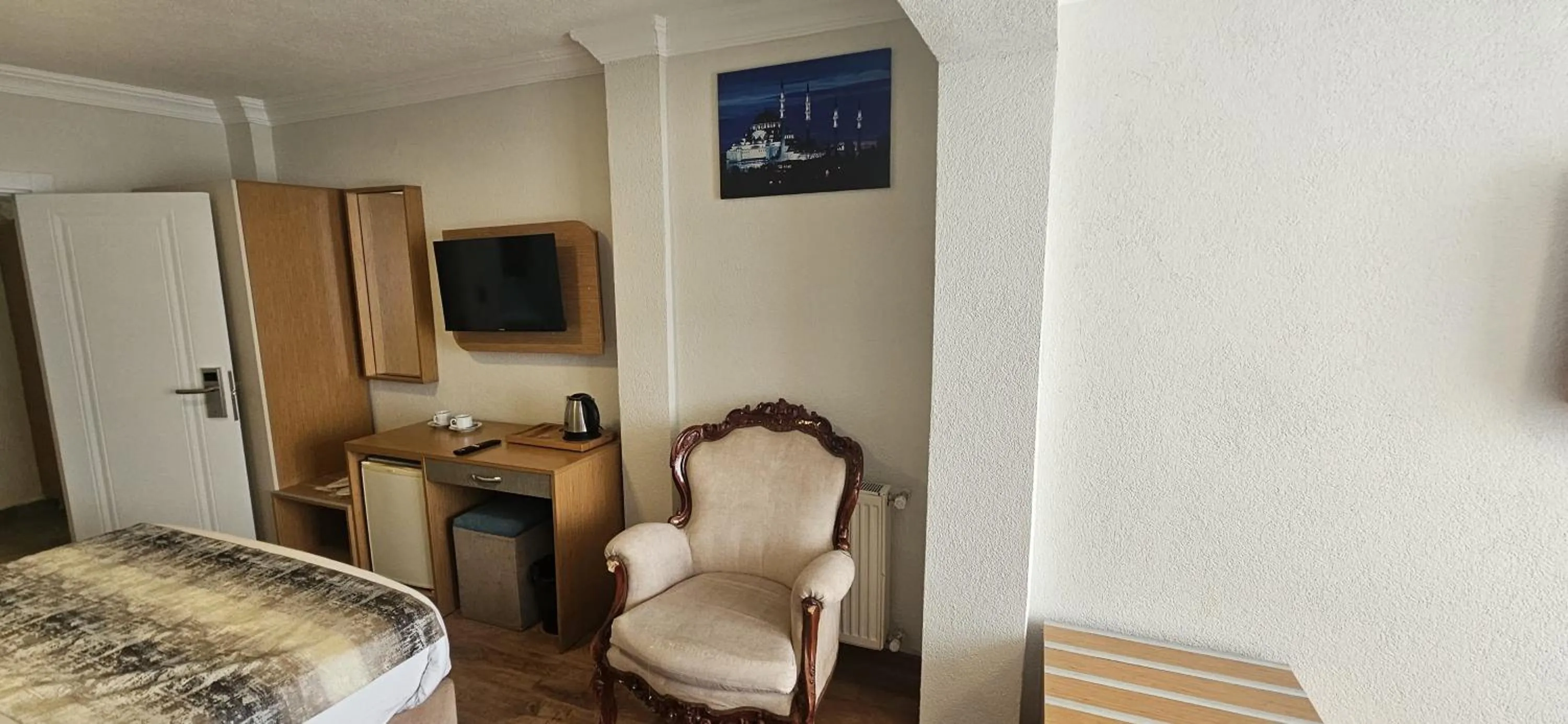 Communal lounge/ TV room, Bed in Seatanbul Hotel