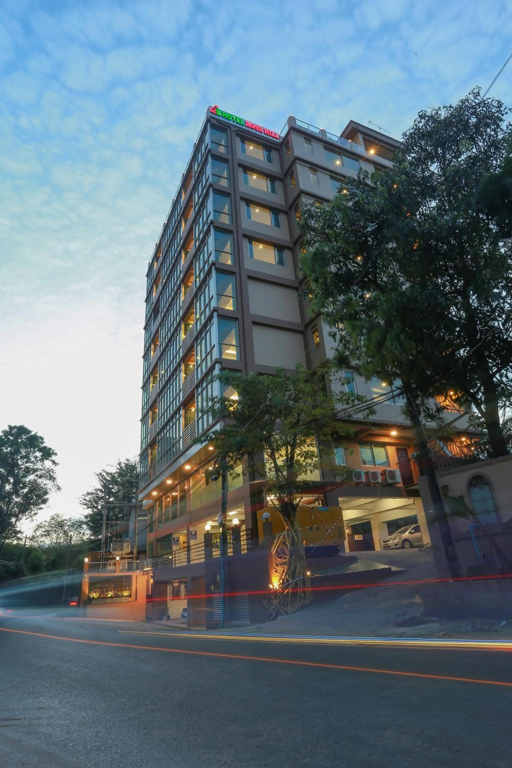 Property building in Hotel Rose Hill