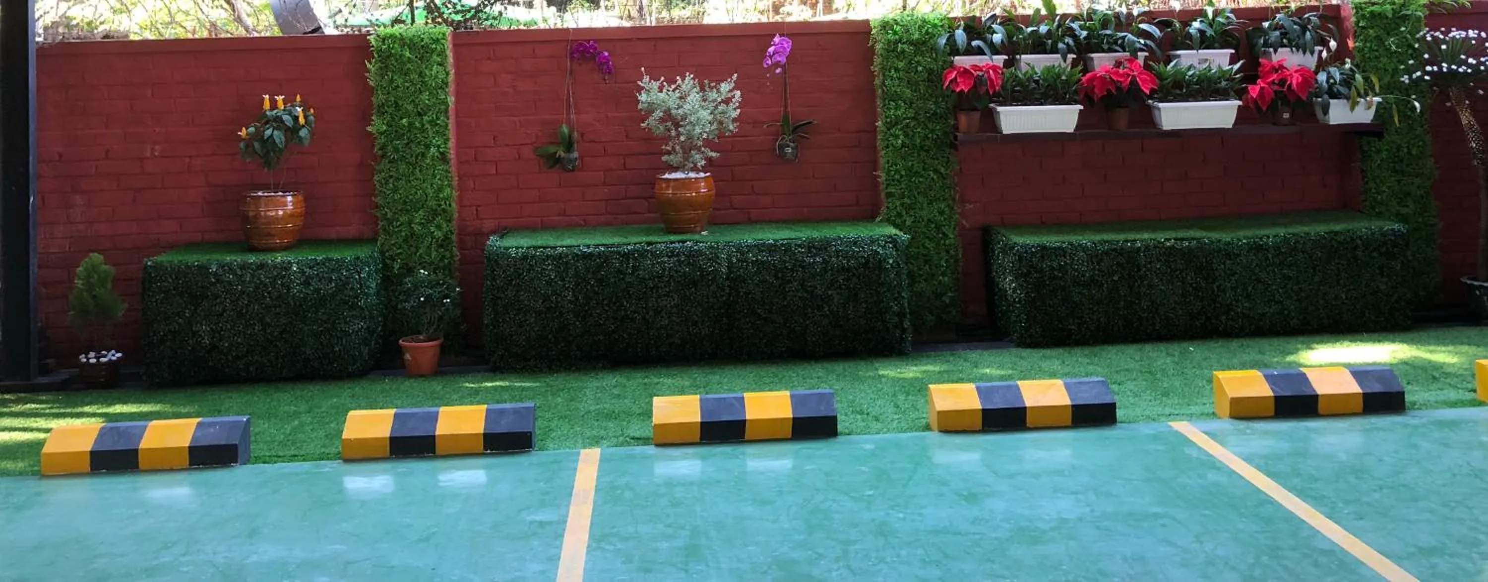 Property building in Hotel Rose Hill