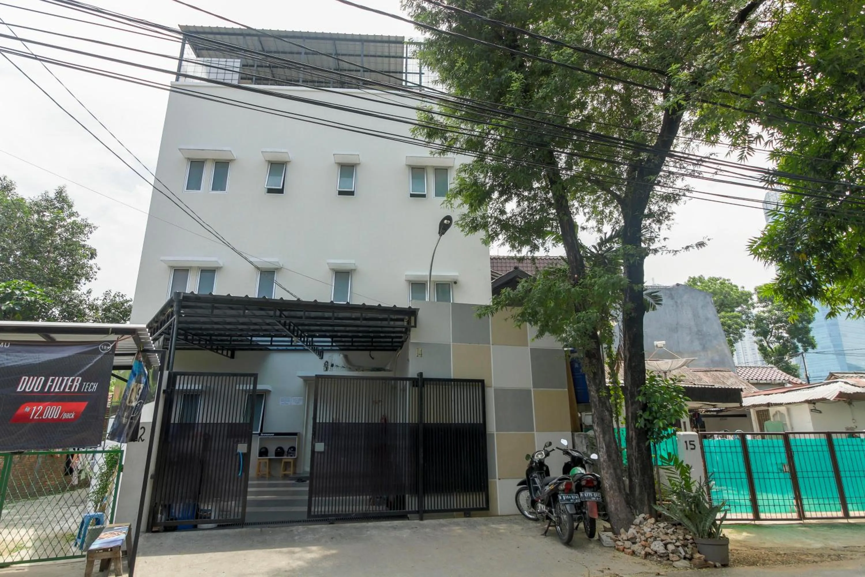 Property building in RedDoorz near Central Park Mall
