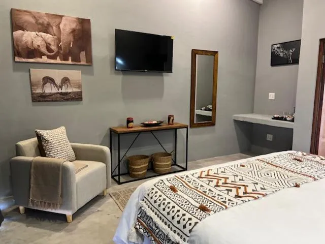 TV and multimedia, Bed in Turaco Lodge - No Loadshedding