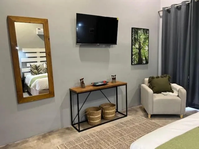 TV and multimedia, Bed in Turaco Lodge - No Loadshedding