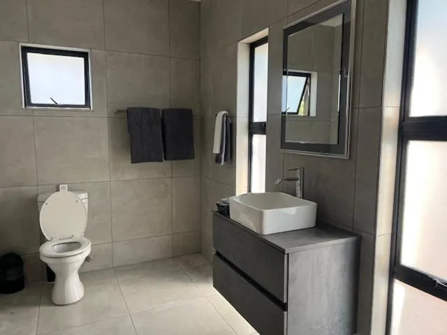 Toilet in Turaco Lodge - No Loadshedding