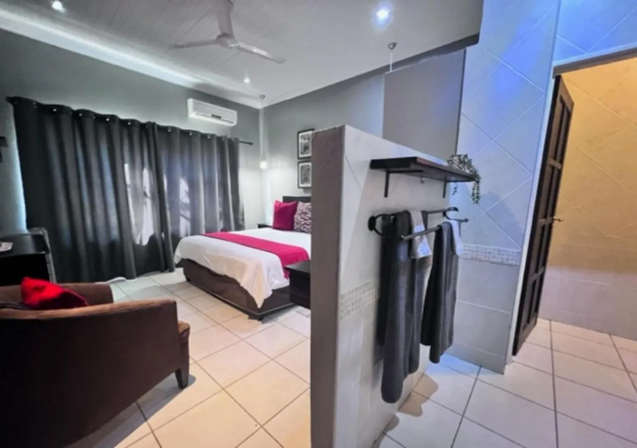 Photo of the whole room, Bed in Turaco Lodge - No Loadshedding