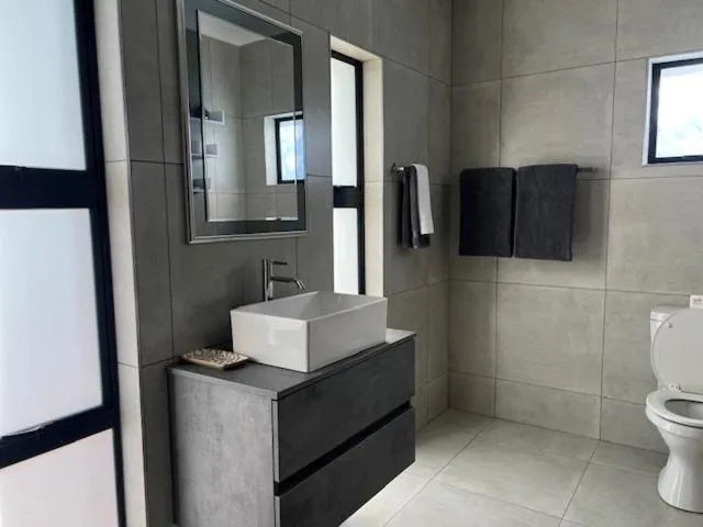 Bathroom in Turaco Lodge - No Loadshedding