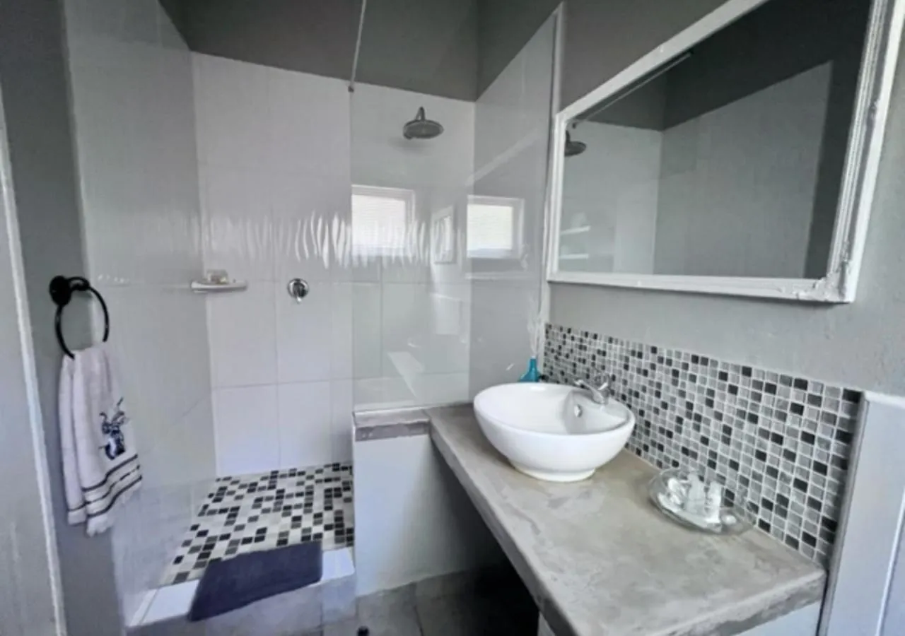 Bathroom in Turaco Lodge - No Loadshedding