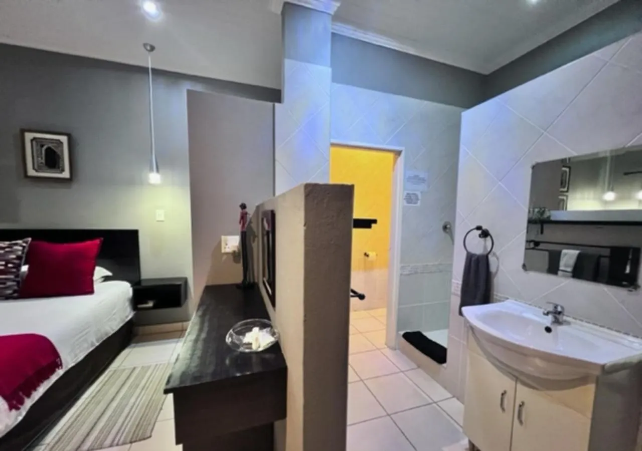 Photo of the whole room, Bed in Turaco Lodge - No Loadshedding