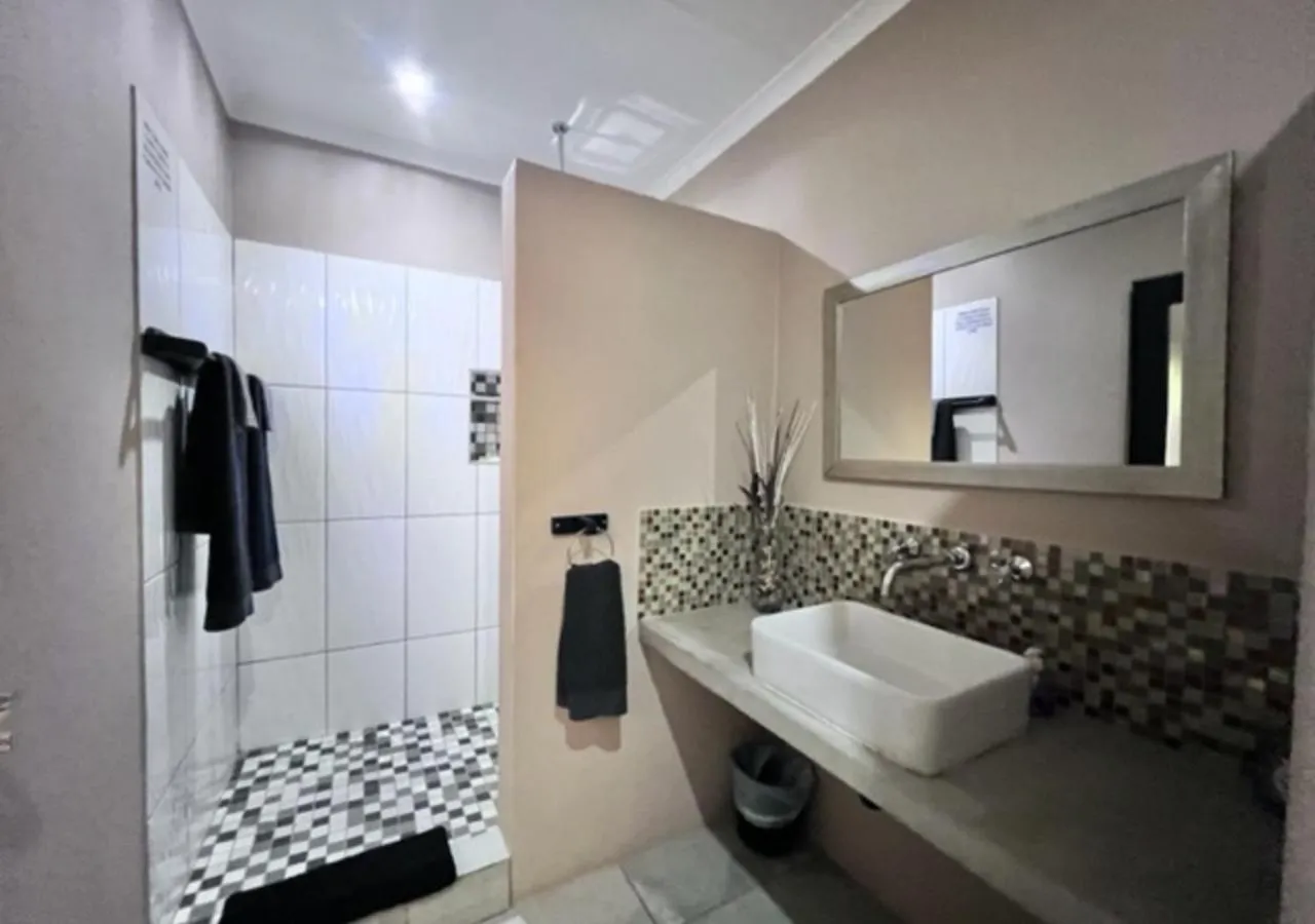 Bathroom in Turaco Lodge - No Loadshedding