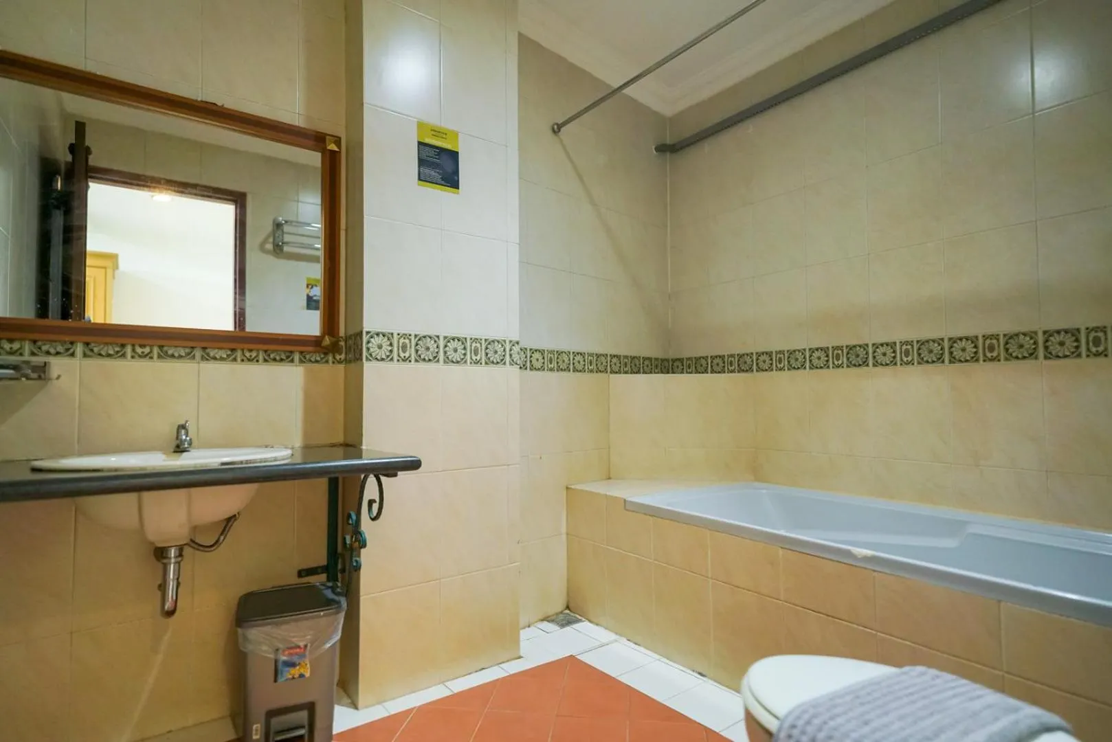 Bathroom, Bed in Urbanview by Millenium Hotel