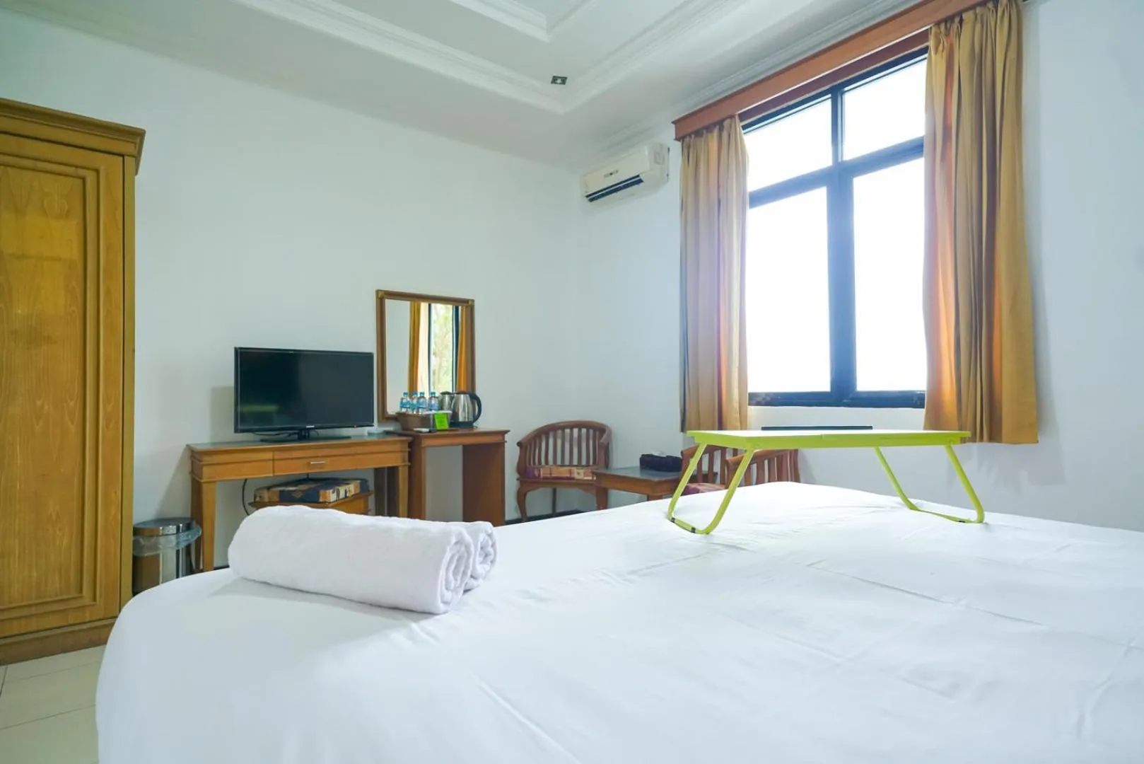 Photo of the whole room, Bed in Urbanview by Millenium Hotel