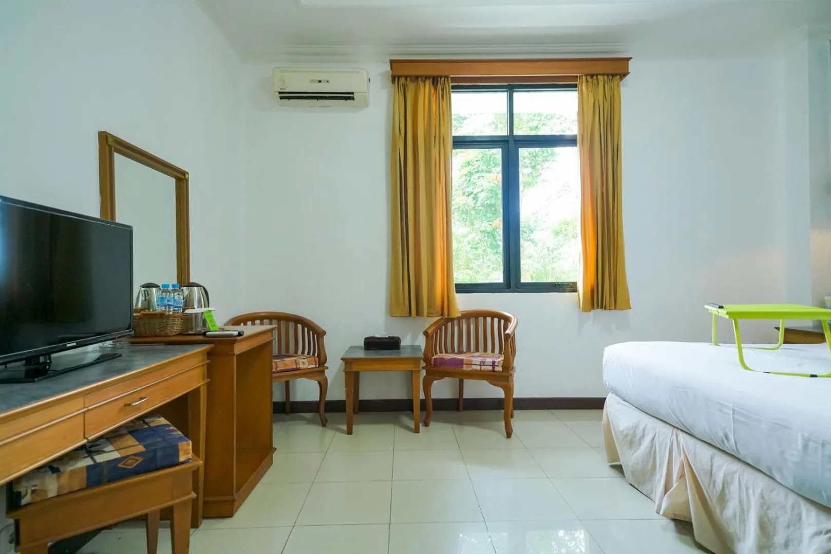 Seating area, Bed in Urbanview by Millenium Hotel