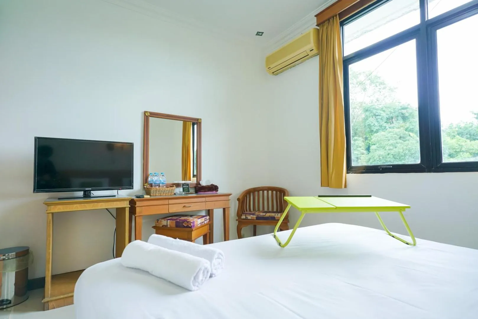 Photo of the whole room, Bed in Urbanview by Millenium Hotel