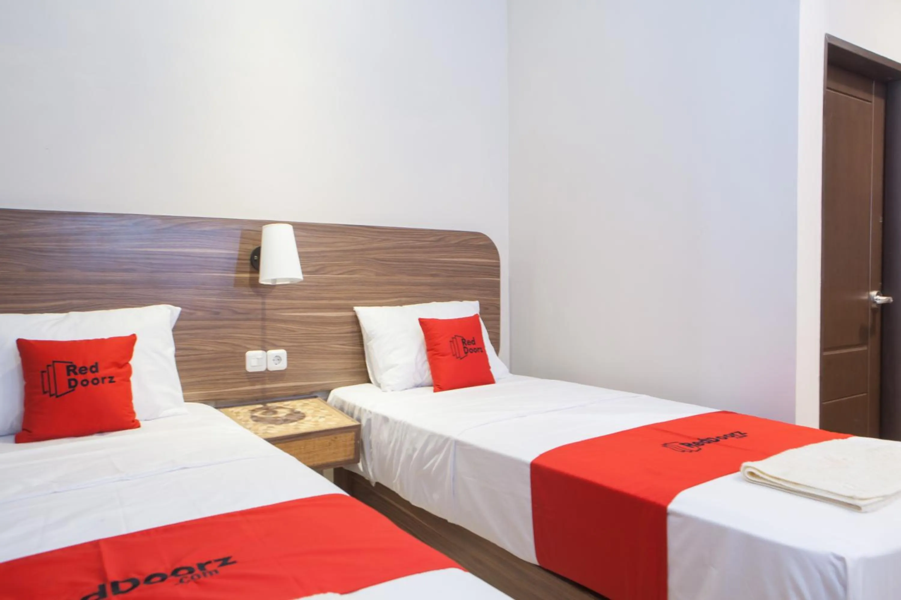 Bedroom, Bed in RedDoorz @ Wiyung 2