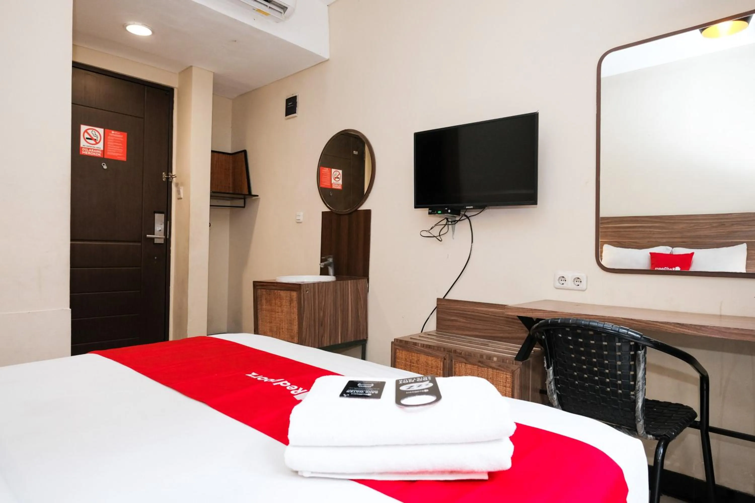 Bedroom, Bed in RedDoorz @ Wiyung 2