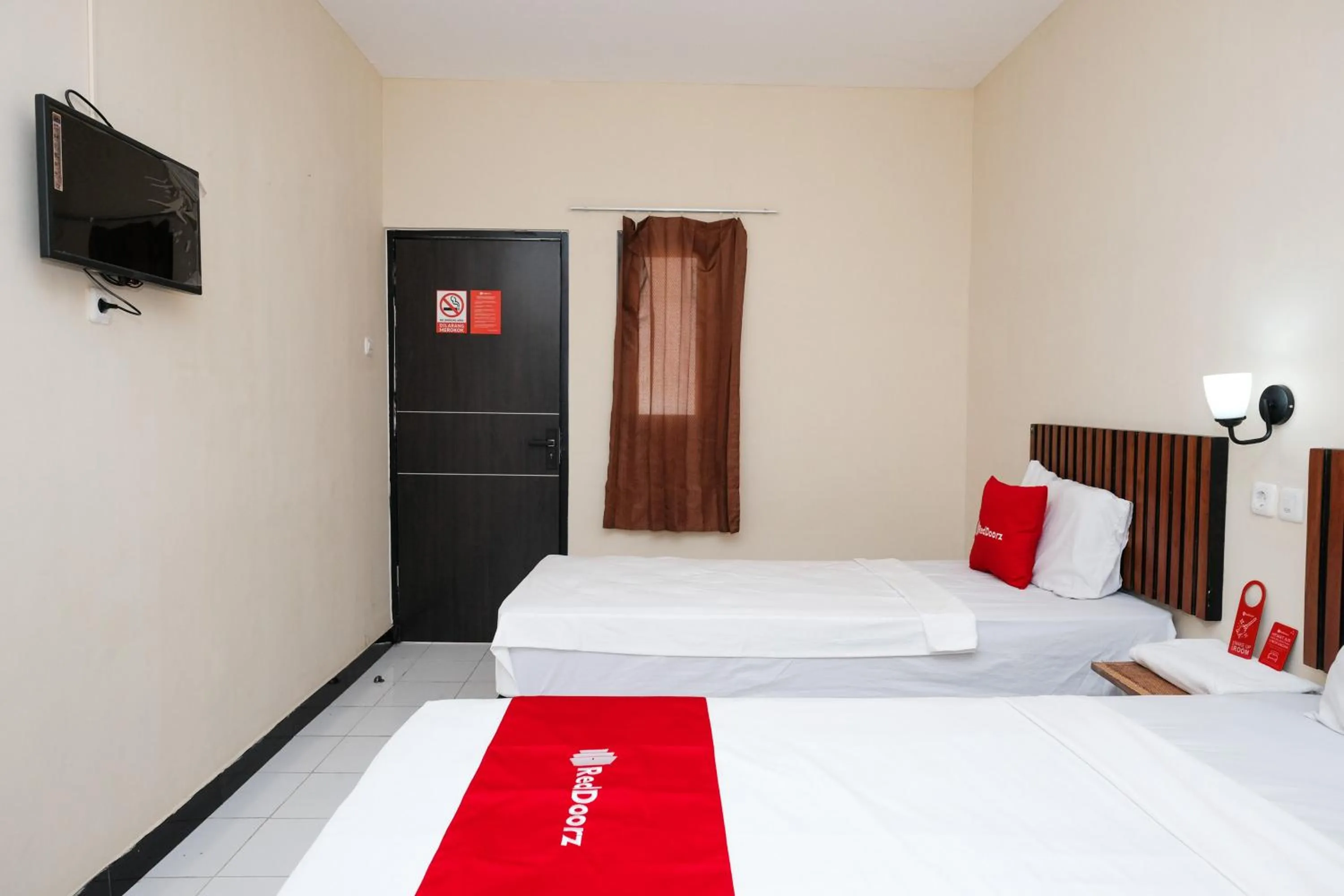 Bedroom, Bed in RedDoorz @ Wiyung 2