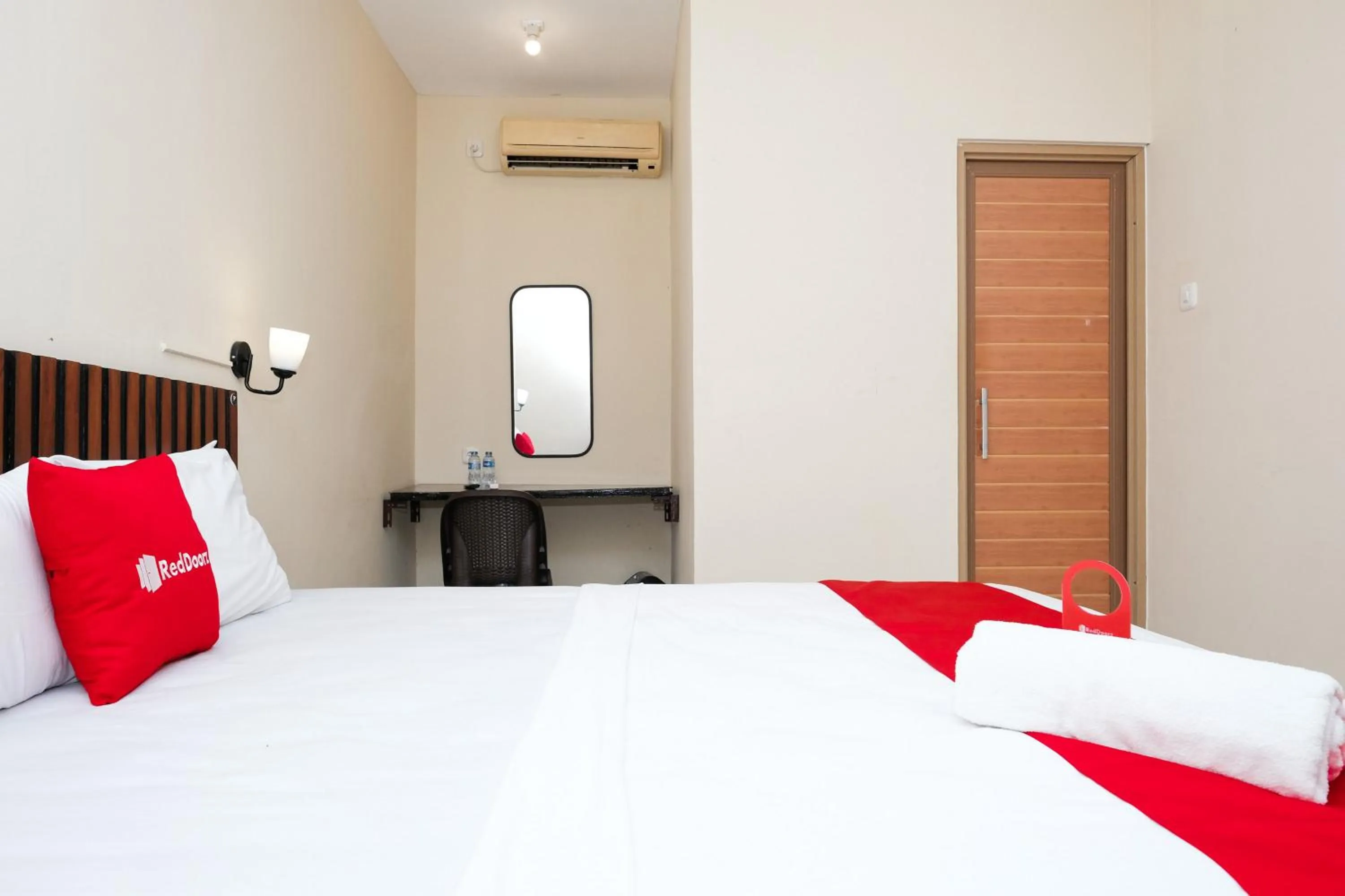 Bedroom, Bed in RedDoorz @ Wiyung 2