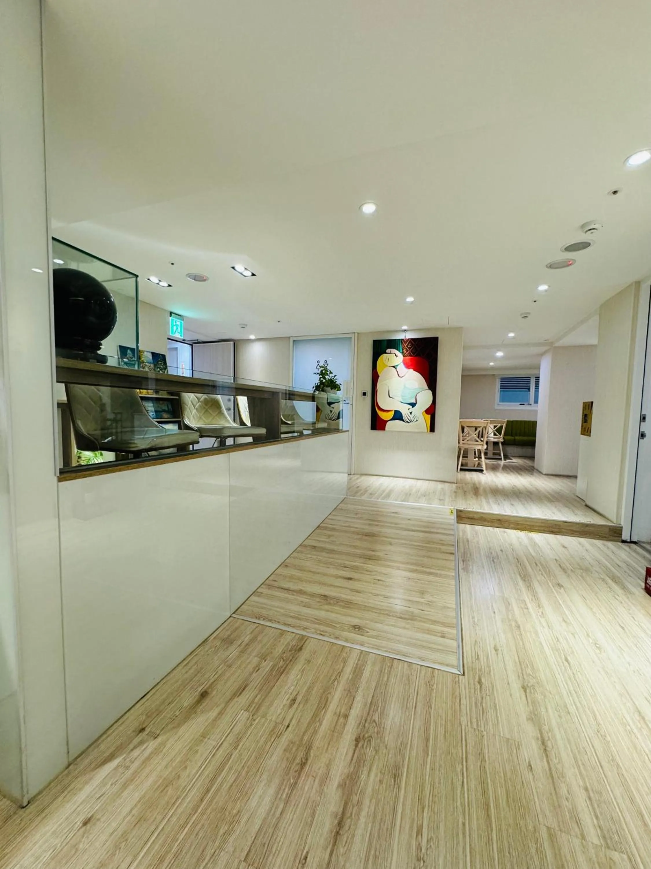 Communal lounge/ TV room in Apause Inn