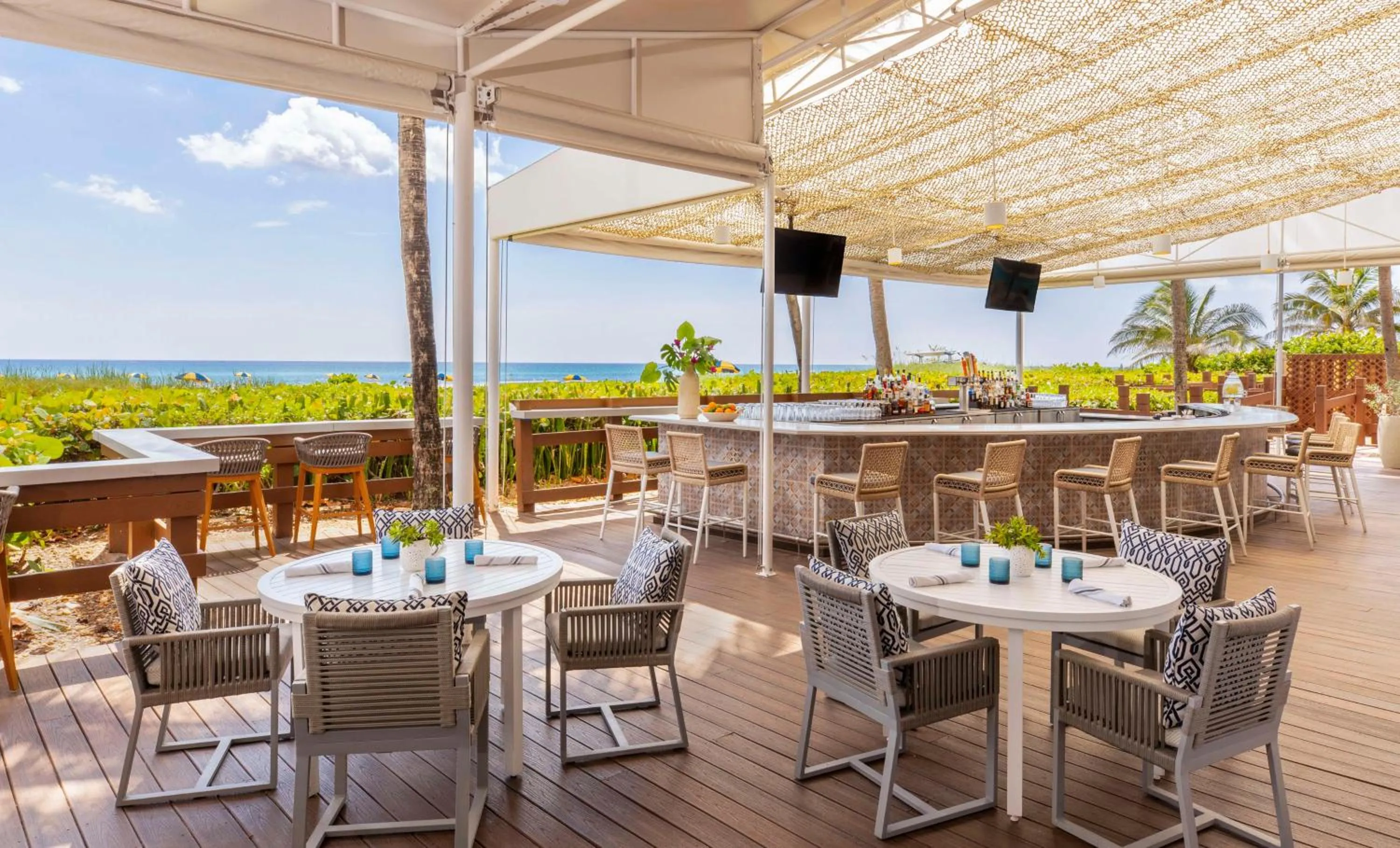 Lounge or bar in The Singer Oceanfront Resort, Curio Collection by Hilton