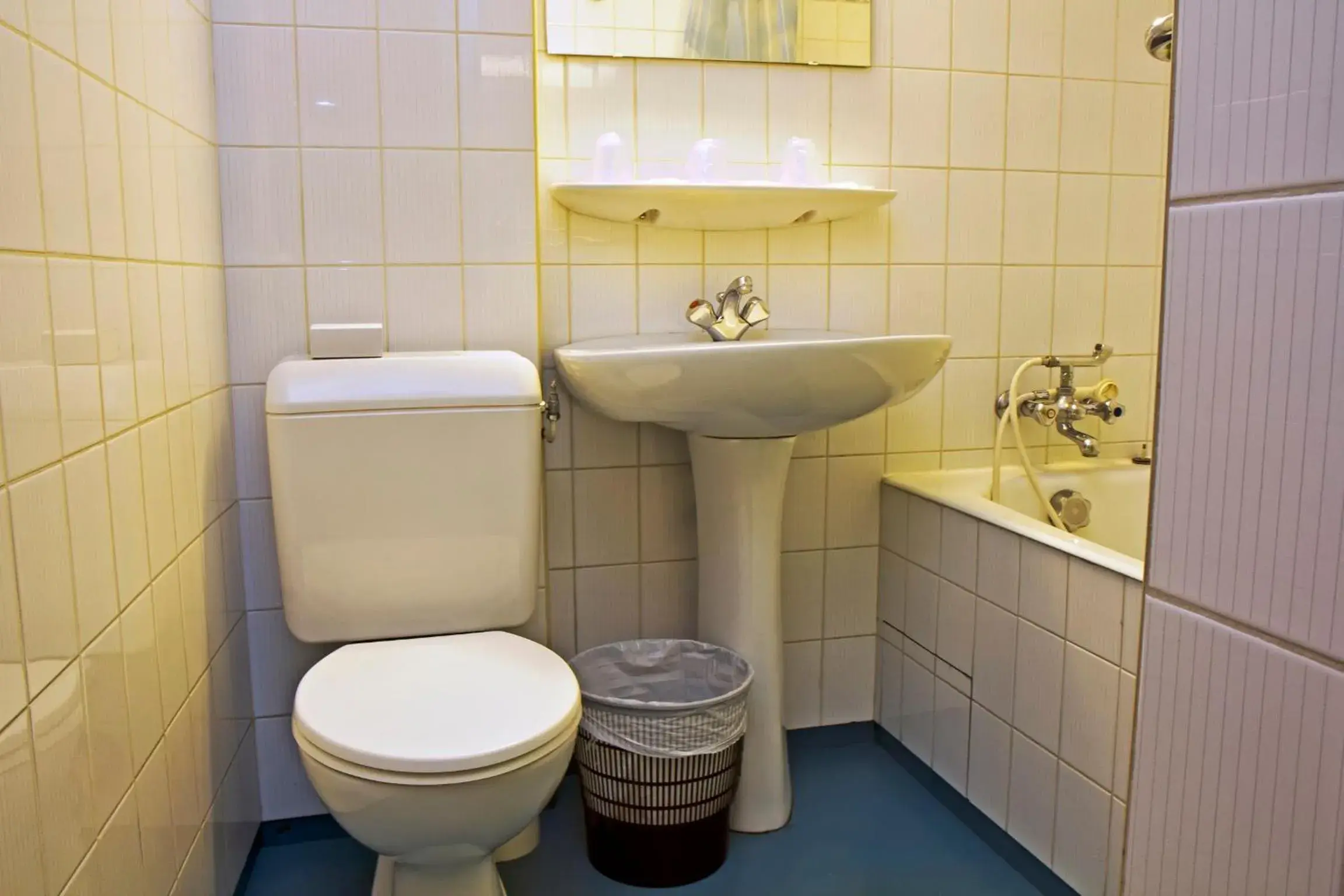 Quadruple Room in Hôtel Croix des Nordistes Quadruple Room in Hôtel Croix des Nordistes