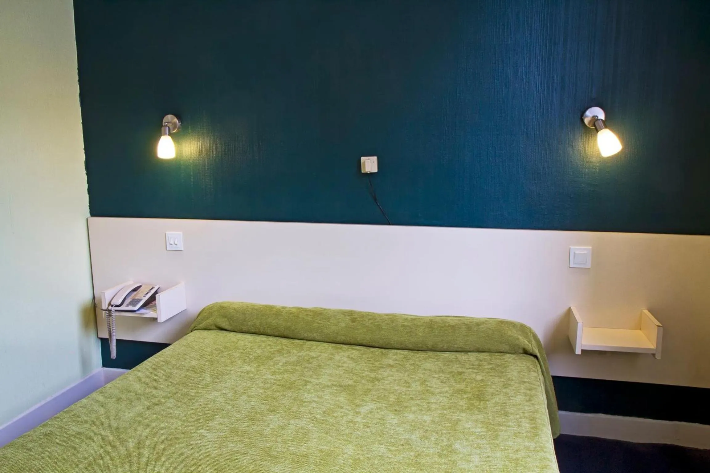 Bed in Hôtel Croix des Nordistes