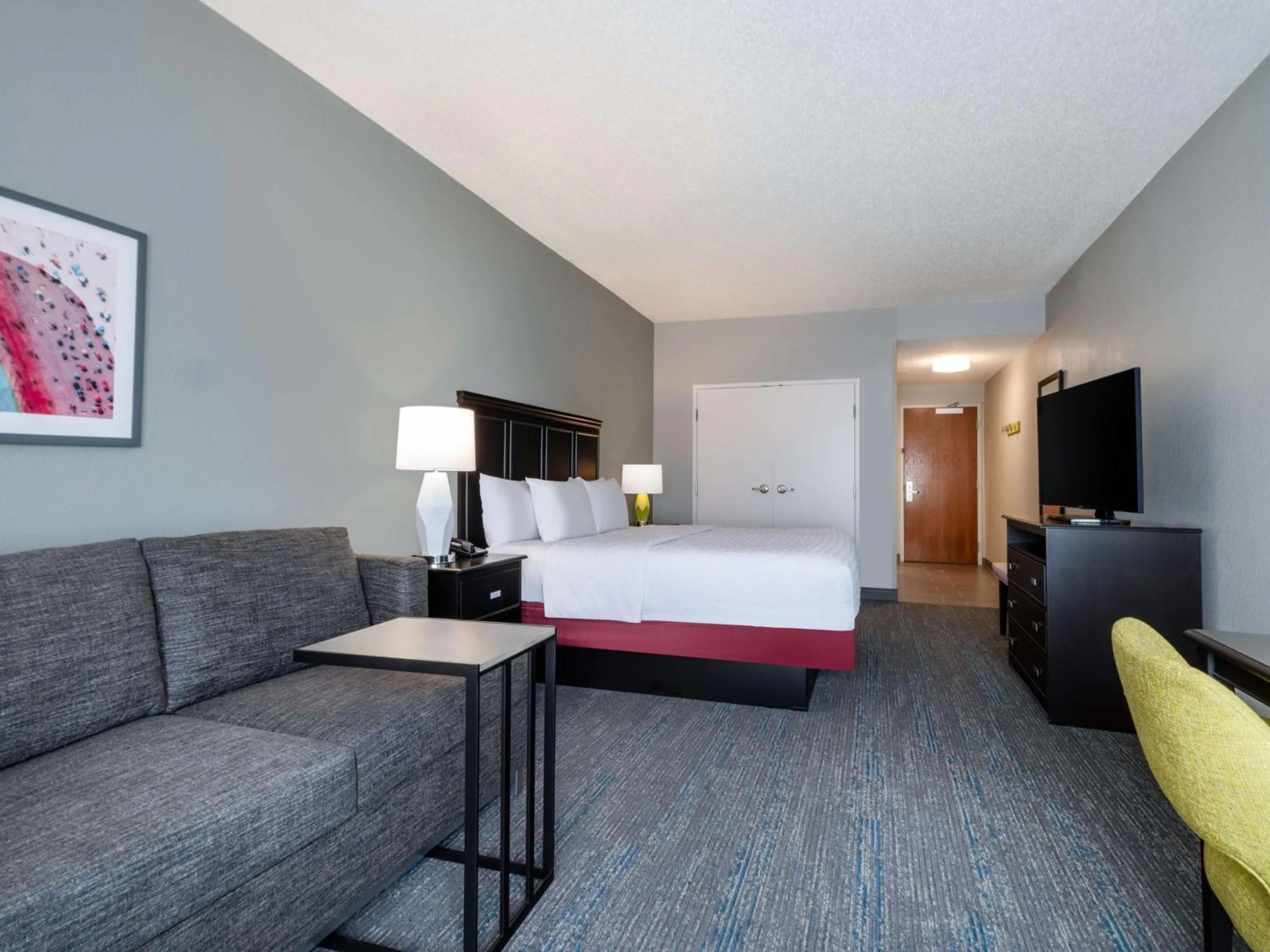 Living room, Bed in Hampton Inn West Palm Beach-Florida Turnpike