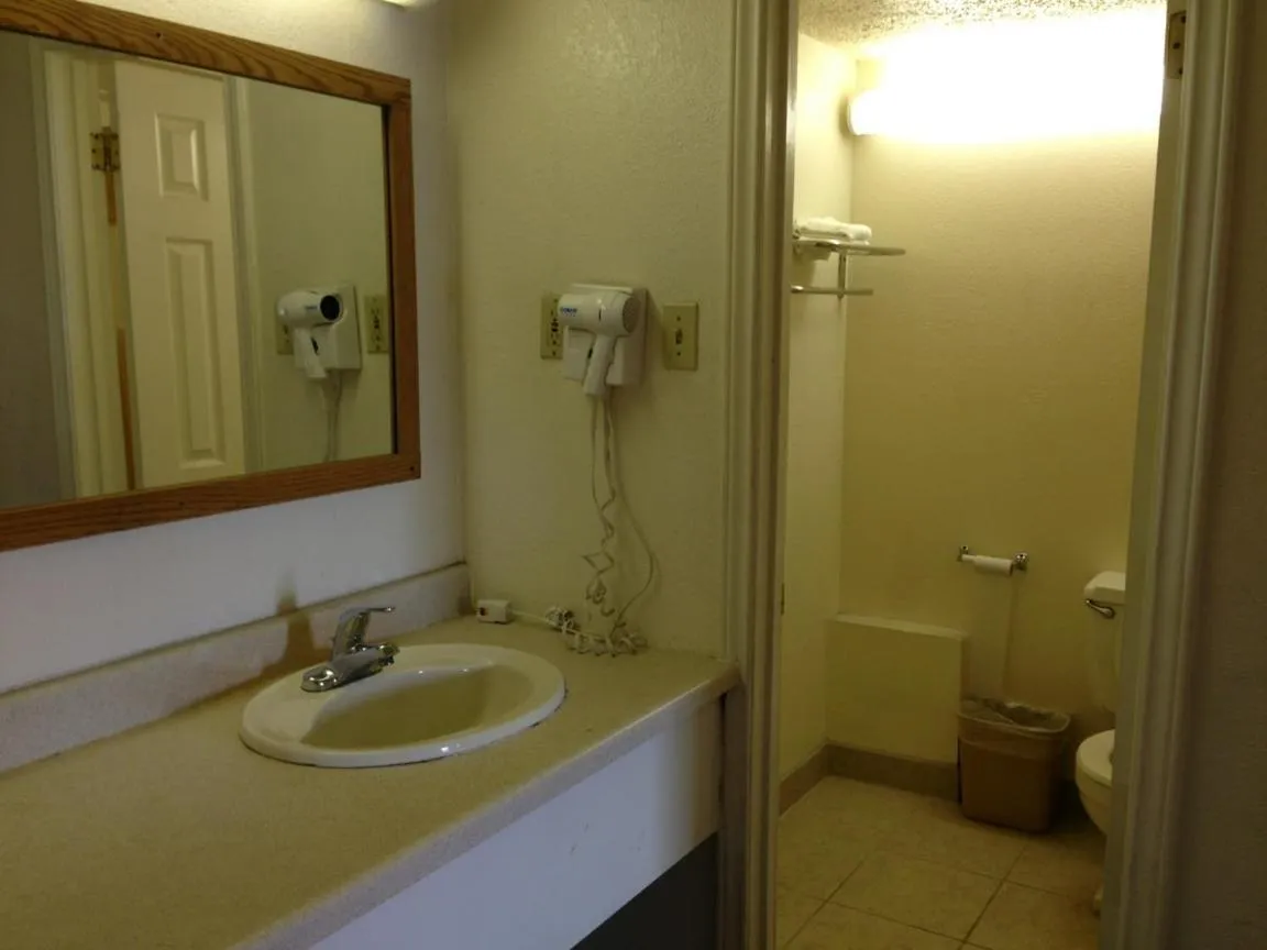 Days Inn by Wyndham South Fort Worth