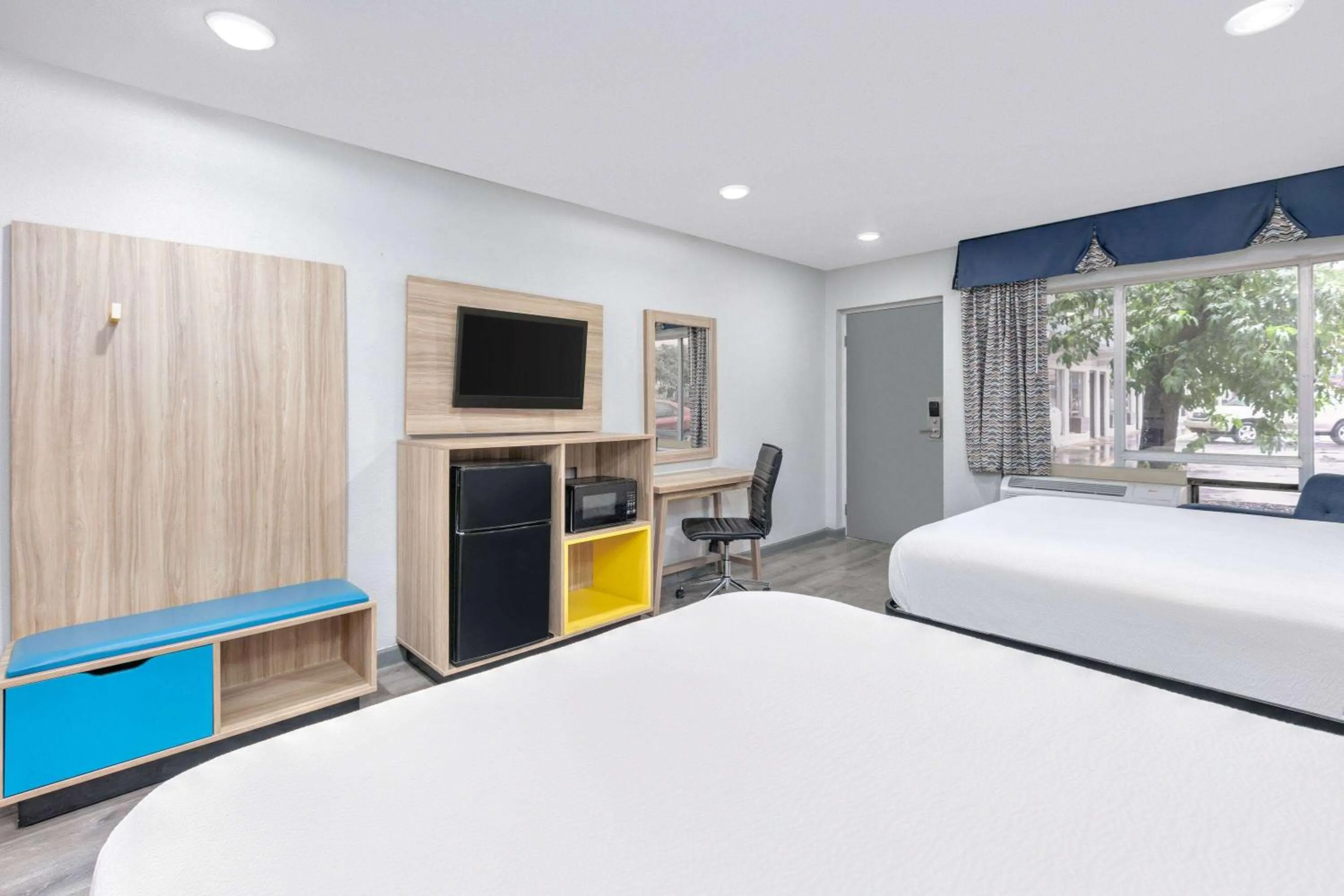 Photo of the whole room, Bed in Days Inn by Wyndham South Fort Worth