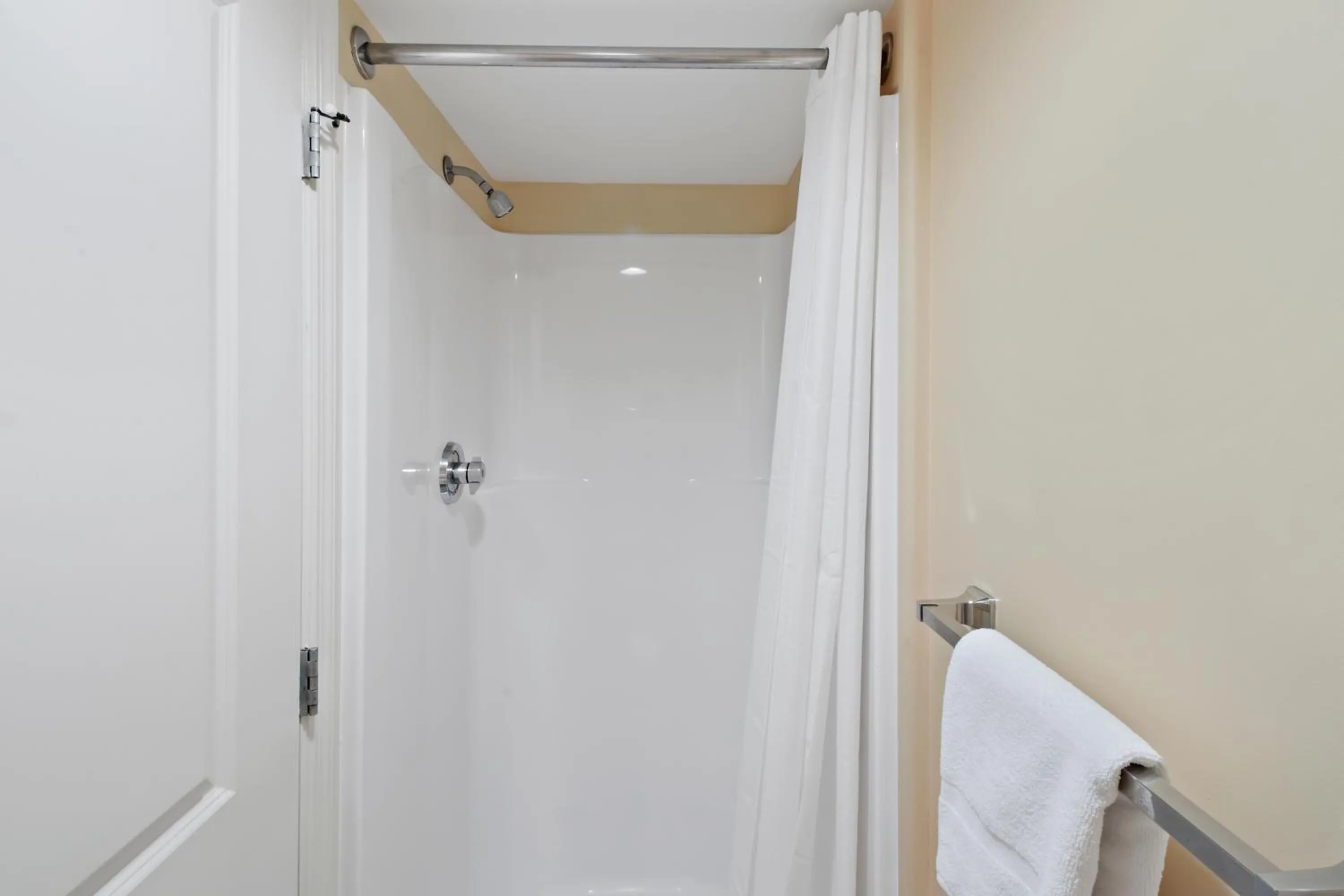 Shower in Tilghman Beach and Golf Resort