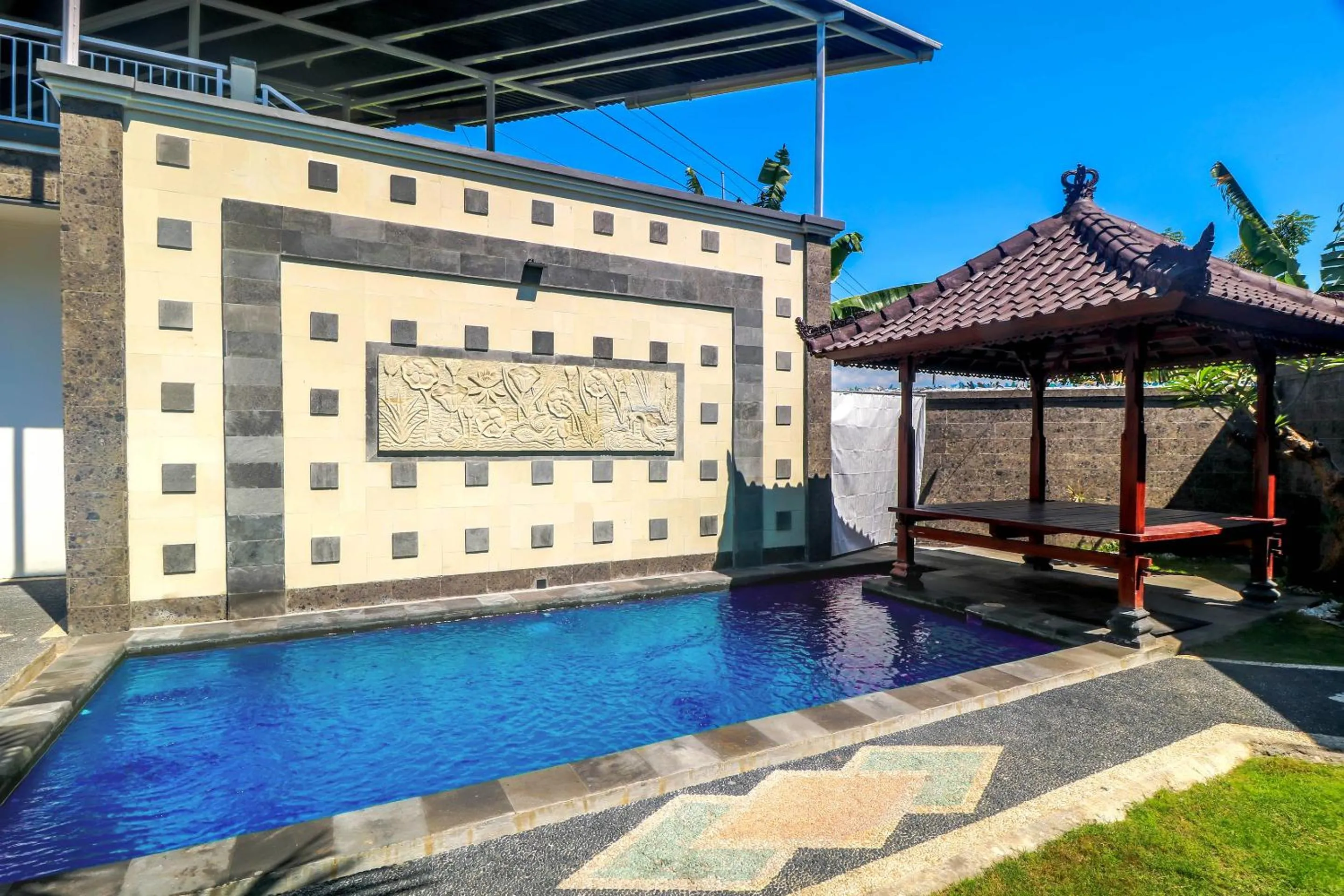 Swimming pool in De Loran Hotel