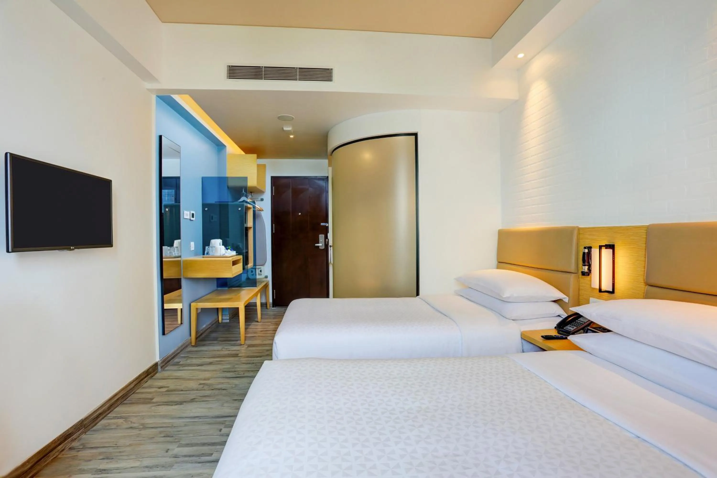 Photo of the whole room, Bed in Four Points by Sheraton Chennai OMR