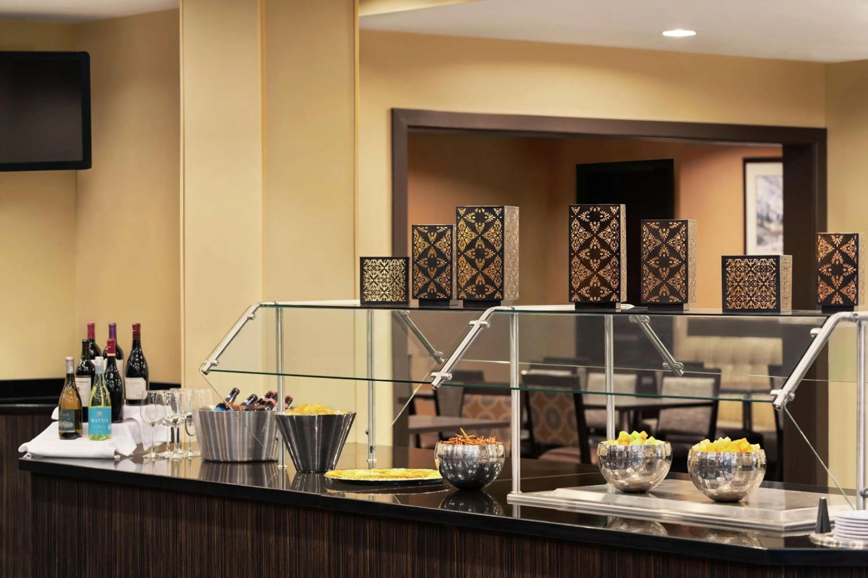 Restaurant/places to eat in Embassy Suites by Hilton Salt Lake West Valley City