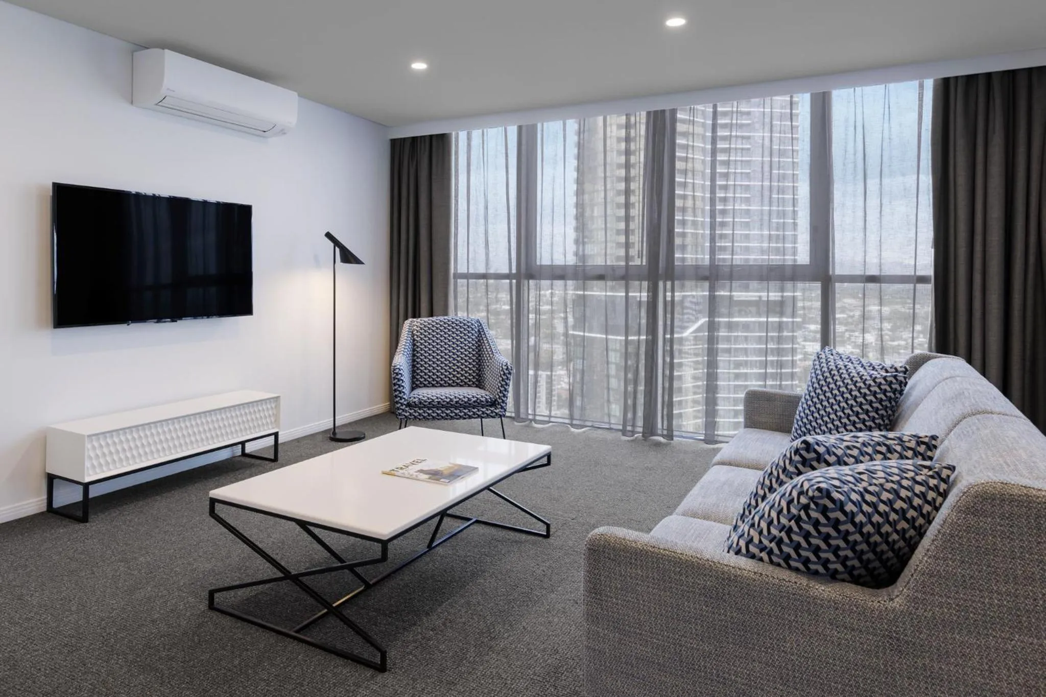 TV and multimedia in Meriton Suites Broadbeach