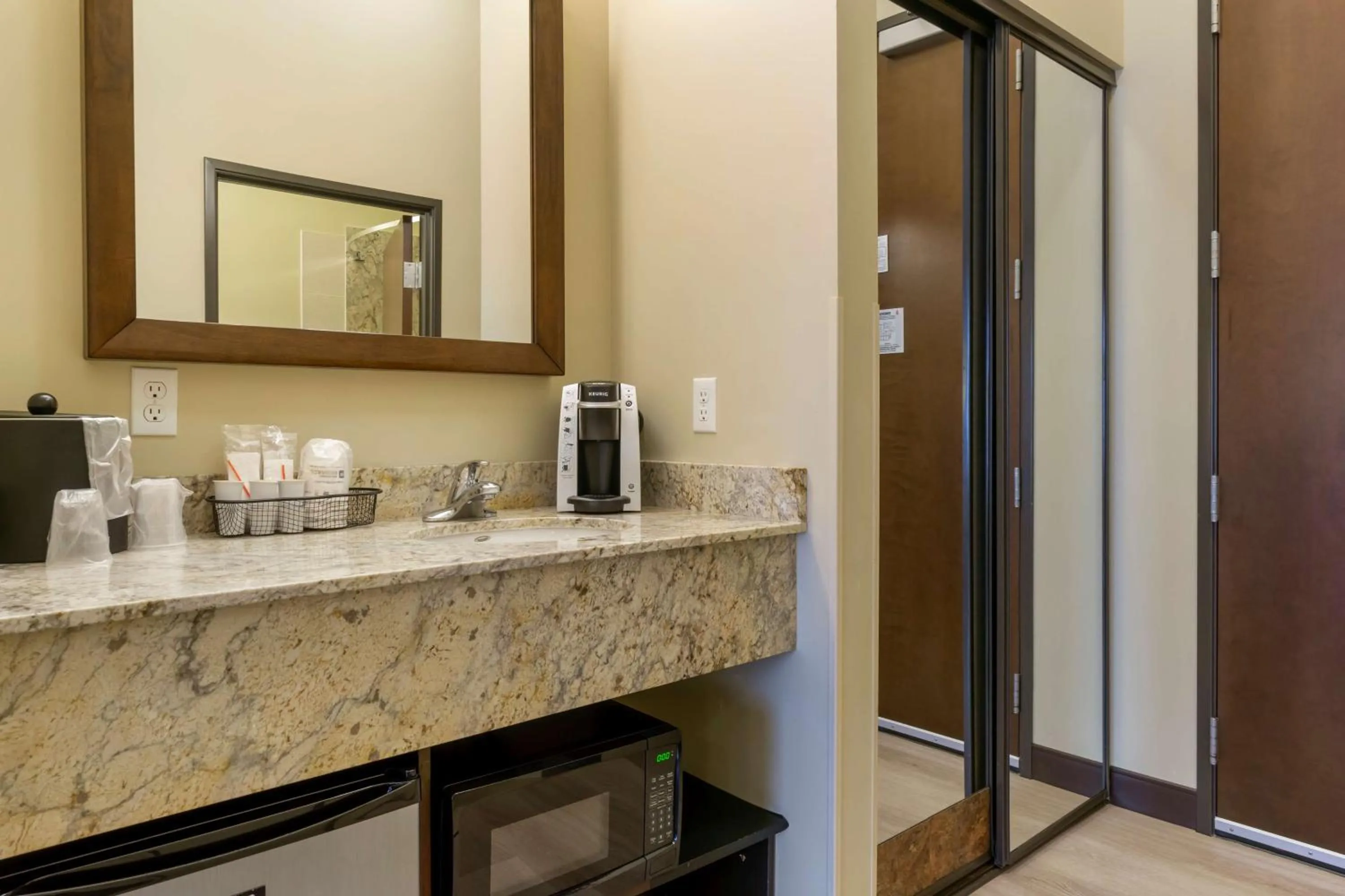 Bedroom in Best Western Plus Lacey Inn & Suites