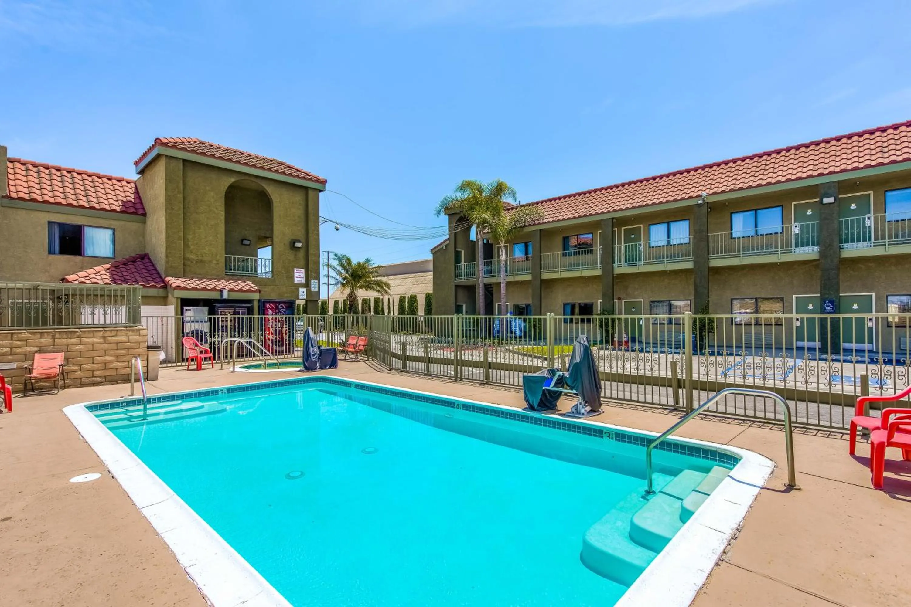 Swimming pool in Budget Inn Anaheim / Santa Fe Springs