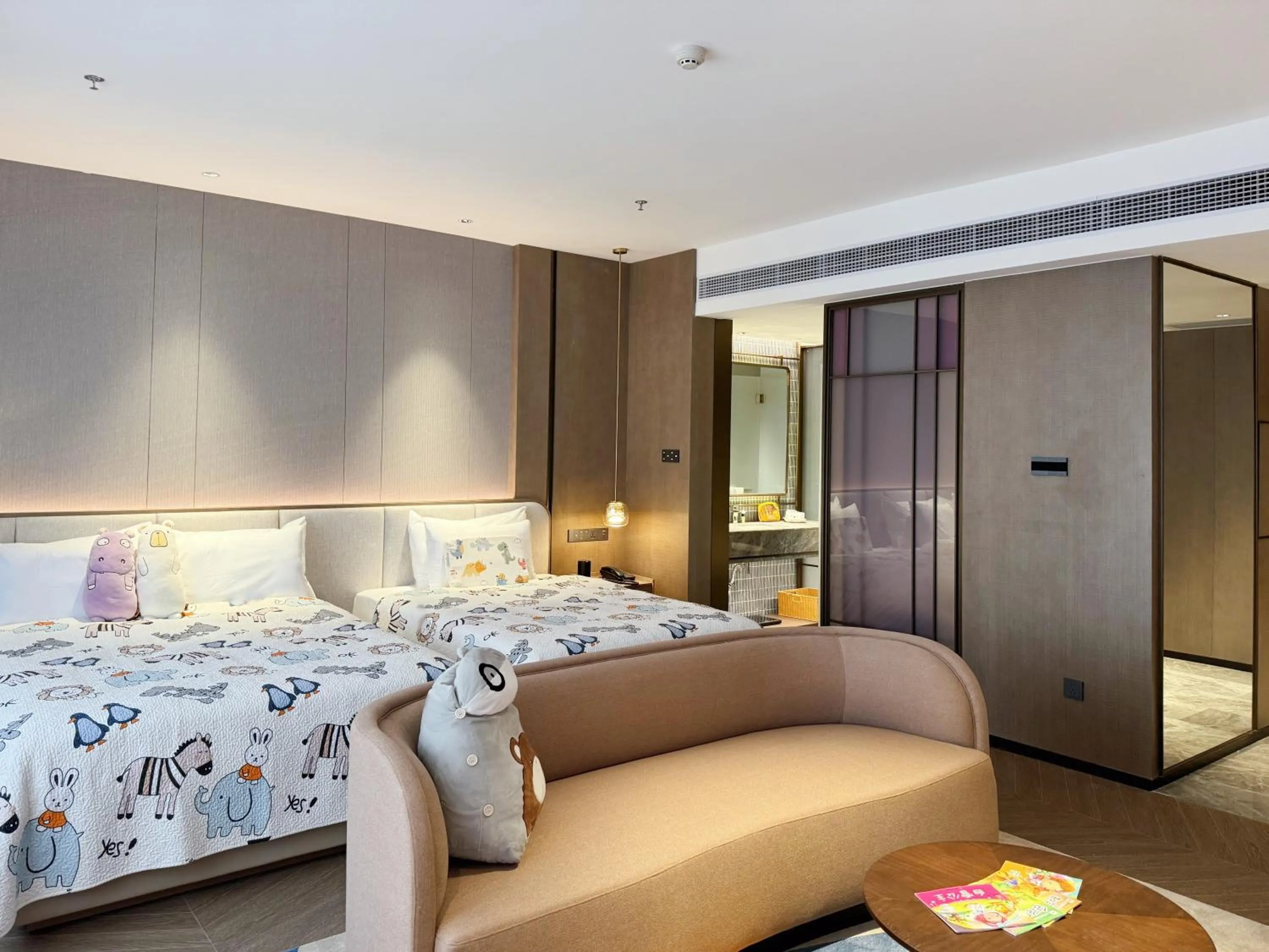 Photo of the whole room, Bed in Baiyun Hotel Guangzhou