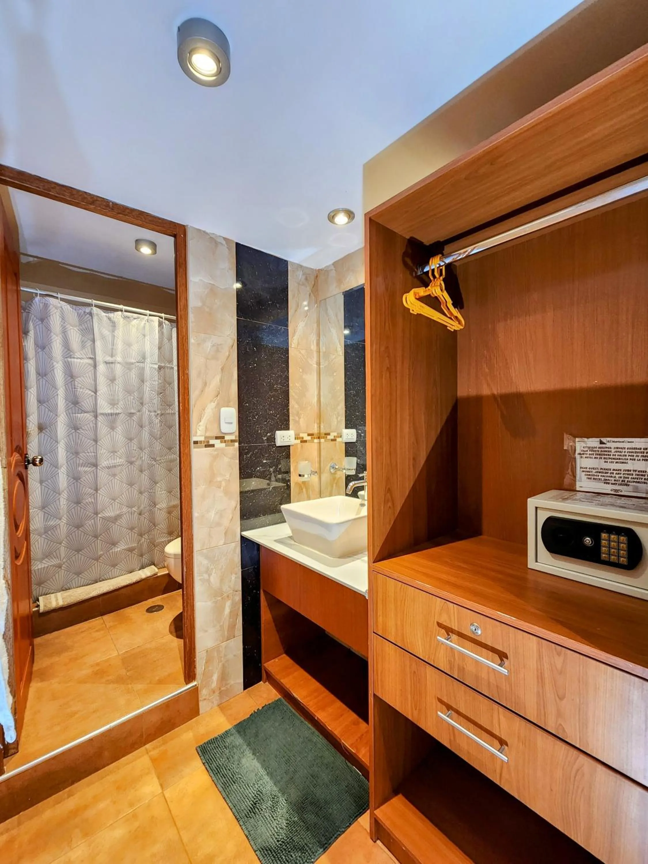 Shower in El Mariscal Cusco