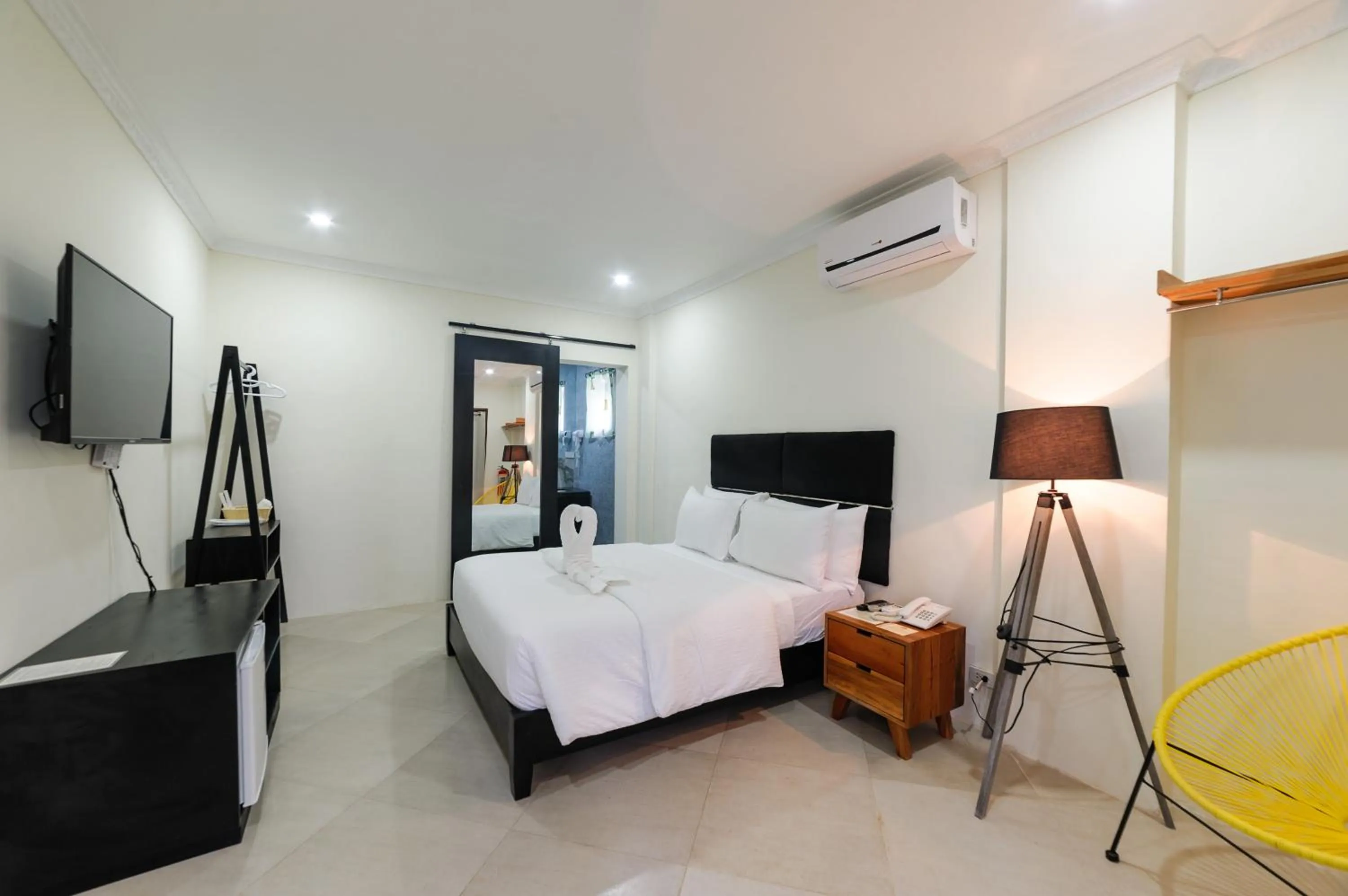 Photo of the whole room, Bed in Mario Dive Resort