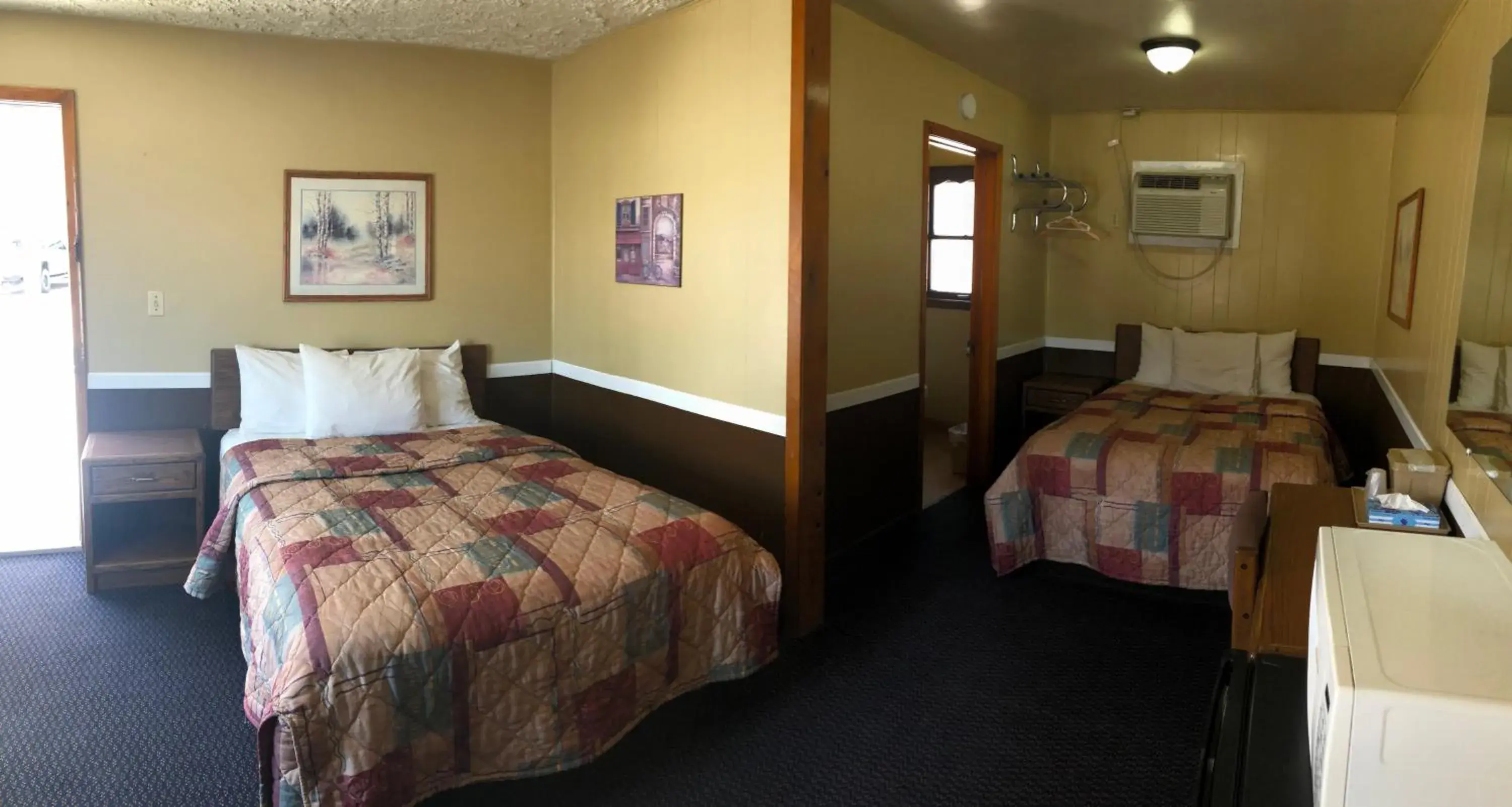 Queen Room with Two Queen Beds - Non-Smoking in Geneva Inn Queen Room with Two Queen Beds - Non-Smoking in Geneva Inn