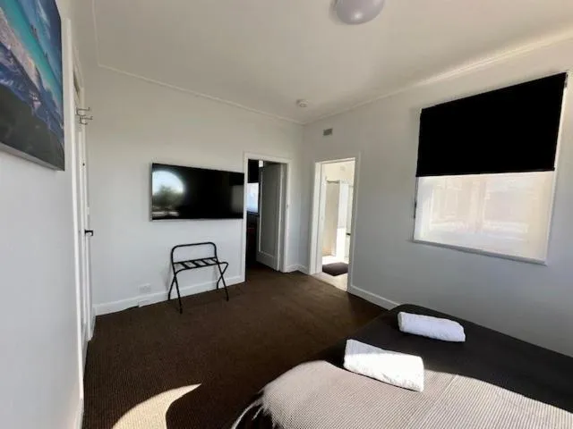 Bedroom, Bed in The Lakes Hotel